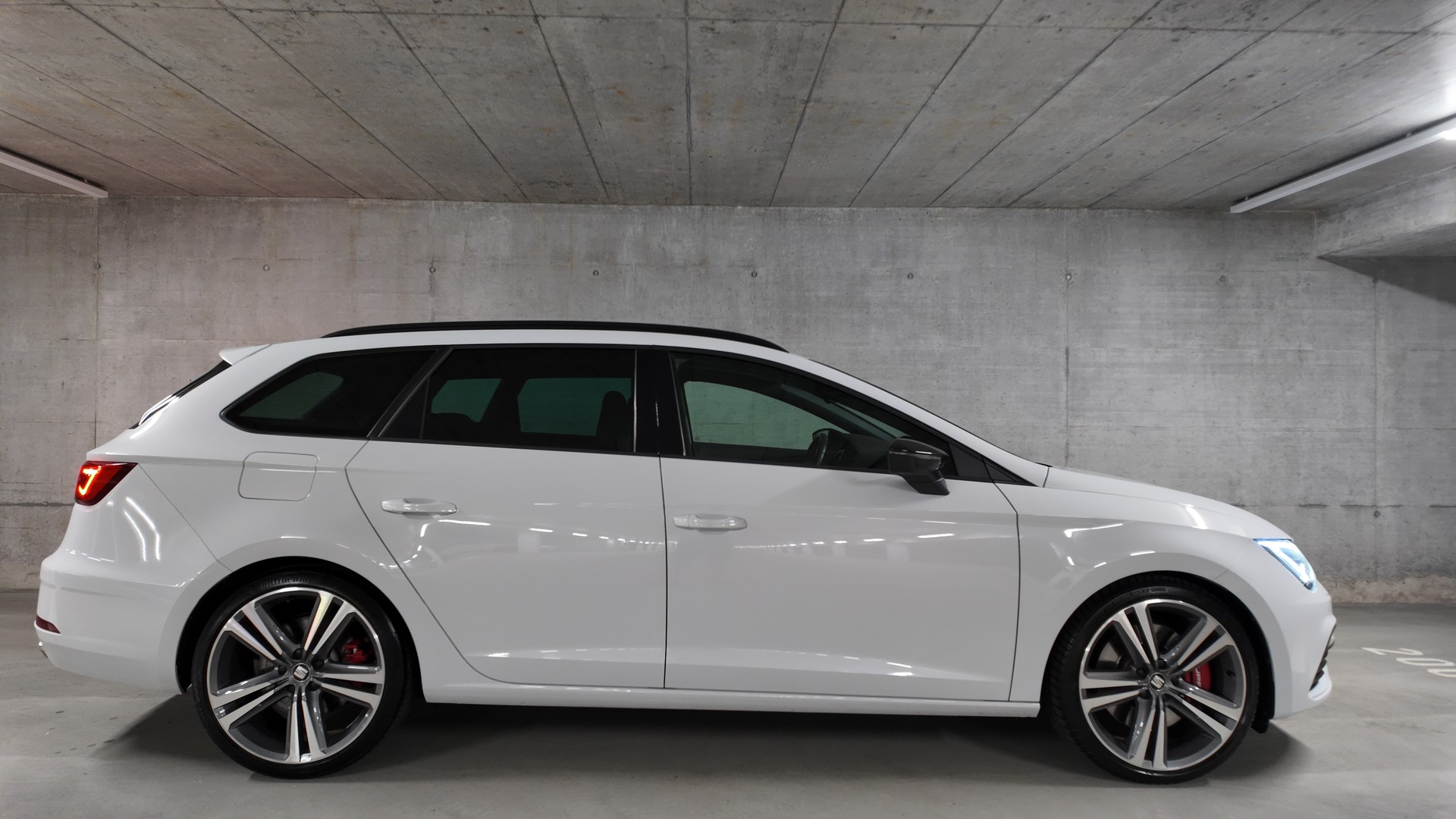 SEAT Leon ST 2.0 TSI Cupra 300 4 Drive DSG-showroom-element-3