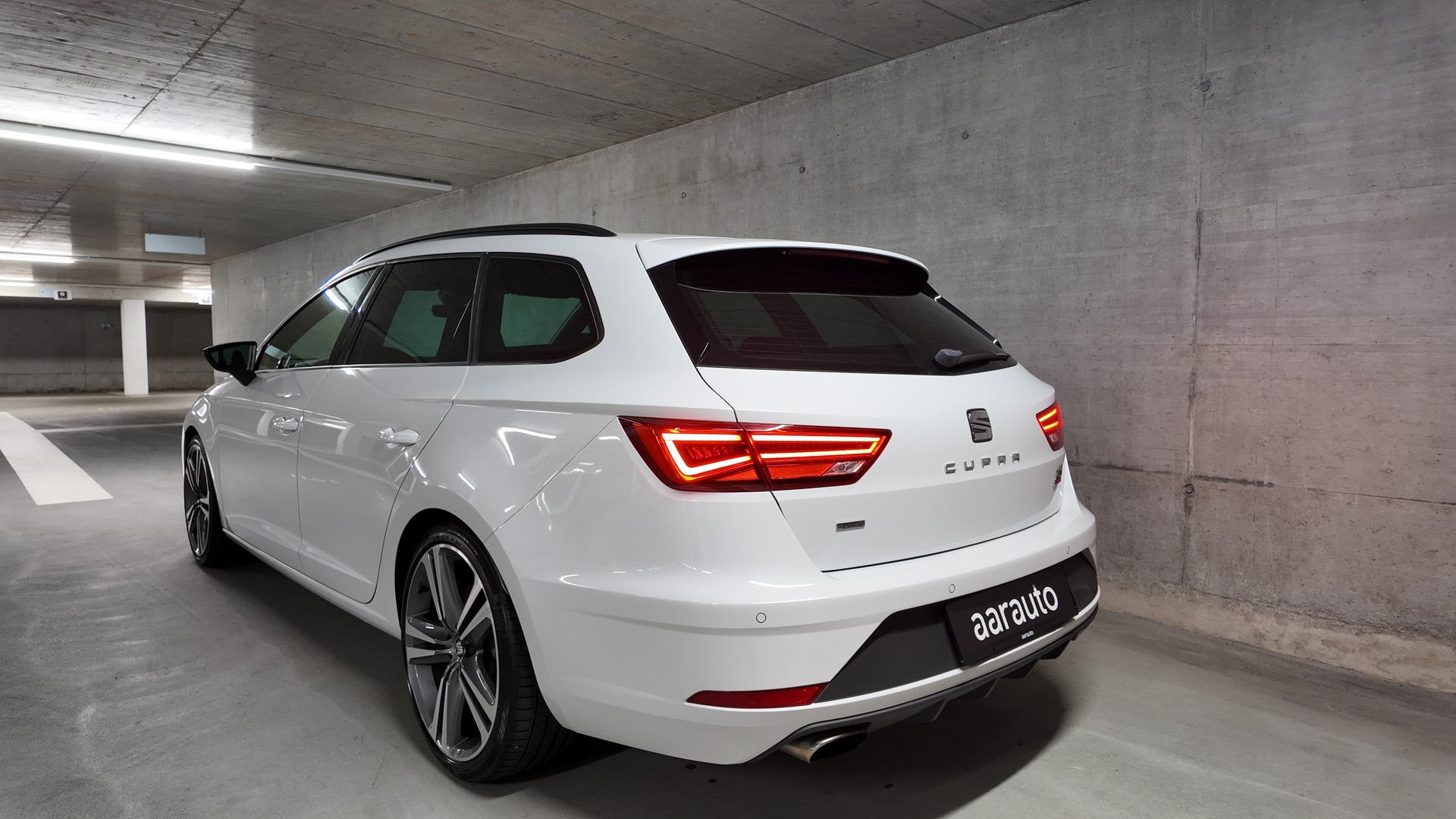 SEAT Leon ST 2.0 TSI Cupra 300 4 Drive DSG-showroom-element-1