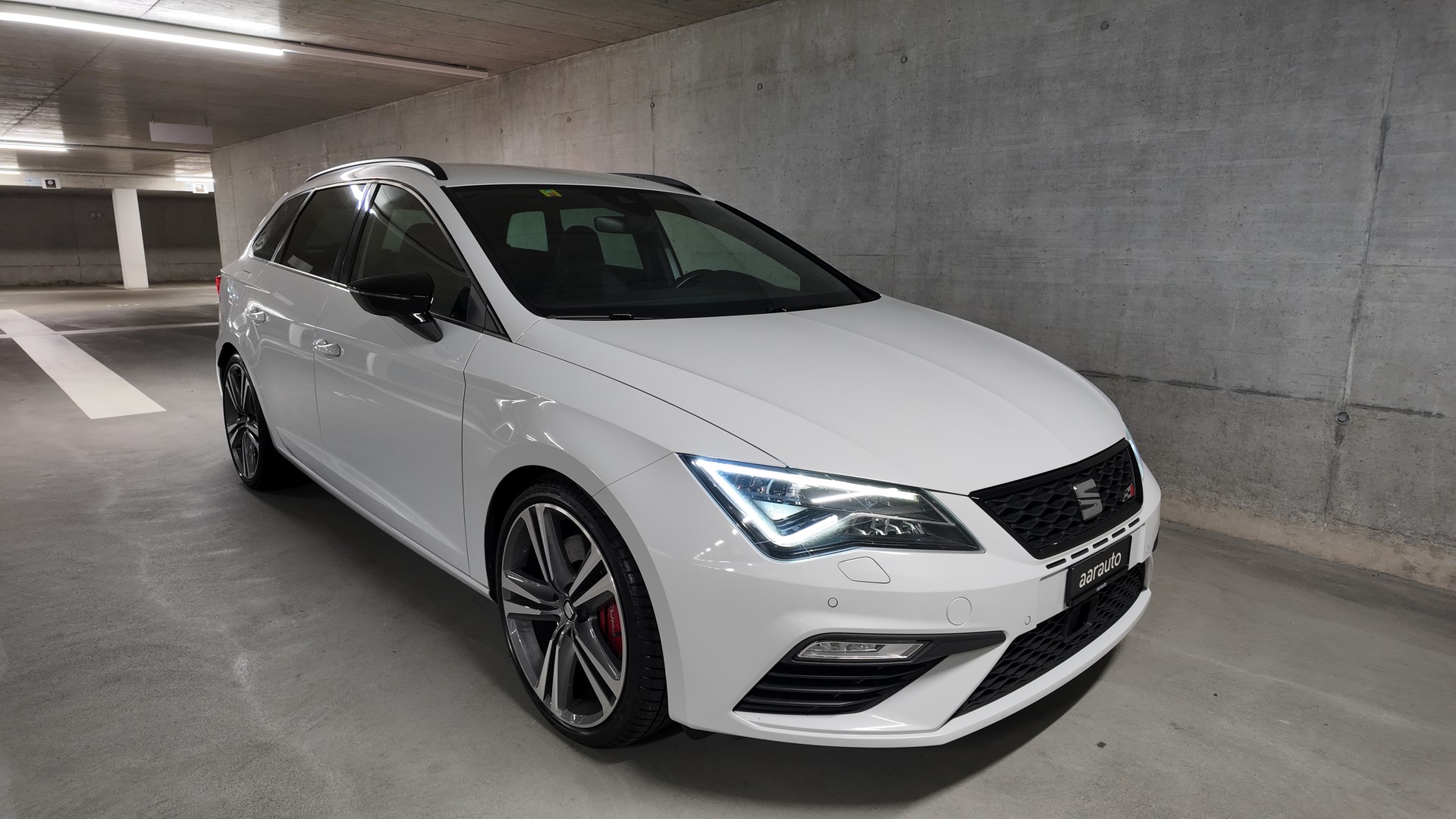 SEAT Leon ST 2.0 TSI Cupra 300 4 Drive DSG-image-4