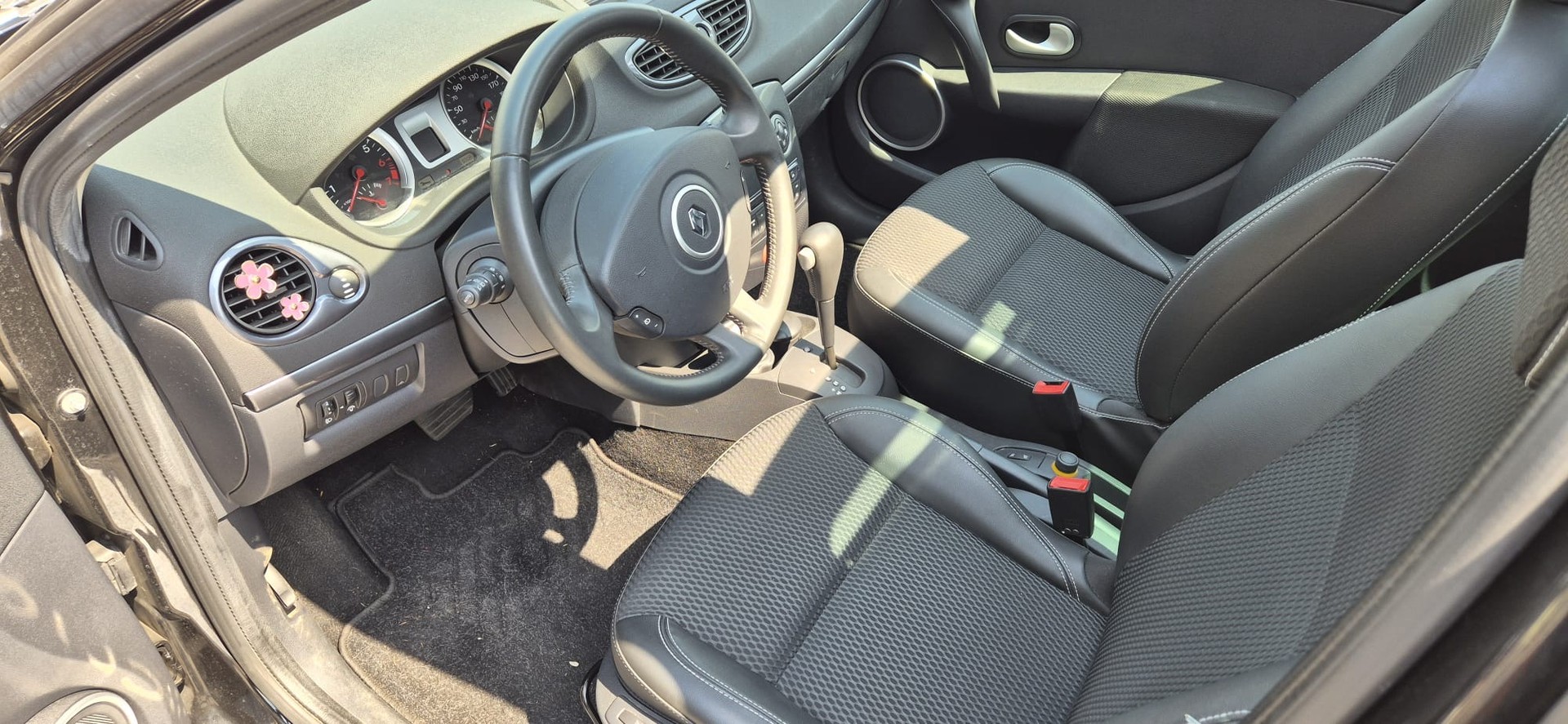 RENAULT Clio Grandtour 1.6 16V Night&Day Automatic-image-5