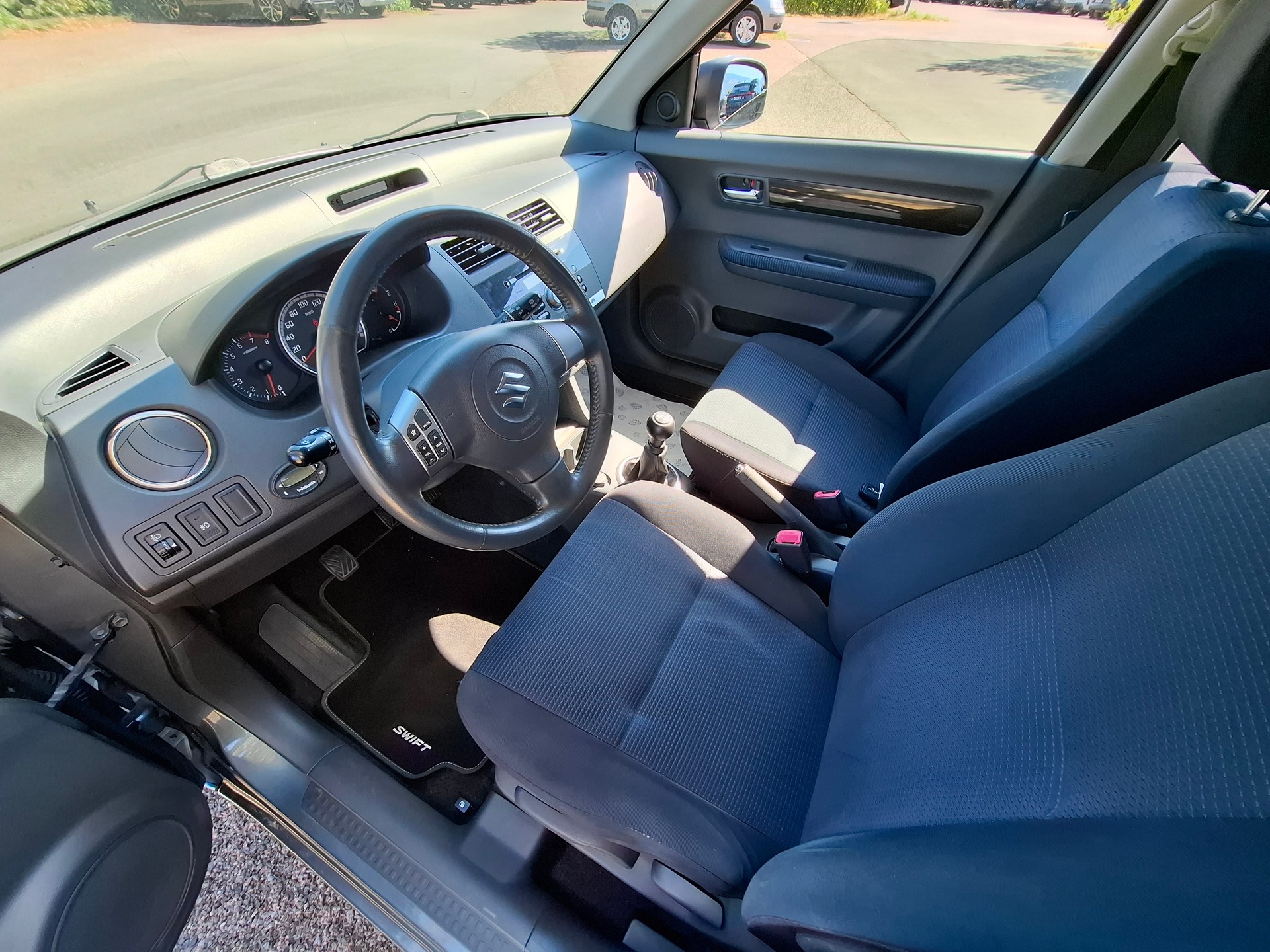 SUZUKI Swift 1.3i 16V GL Top 4x4-image-8