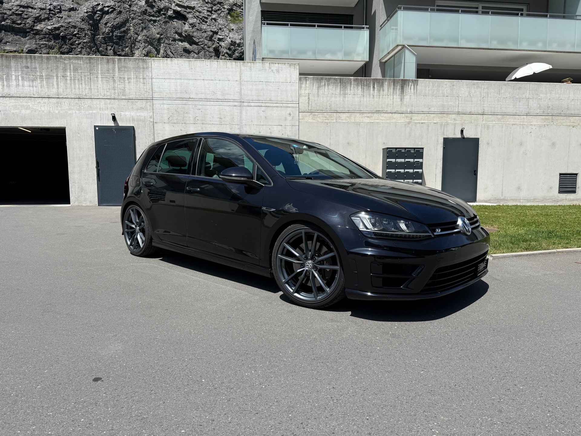 VW 2.0 TSI R DSG 4motion-image-0