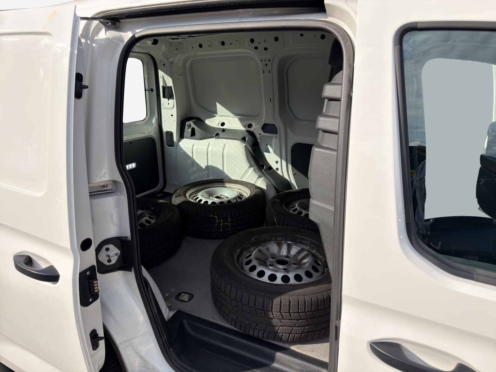 VW Caddy Cargo 2.0TDI-image-11