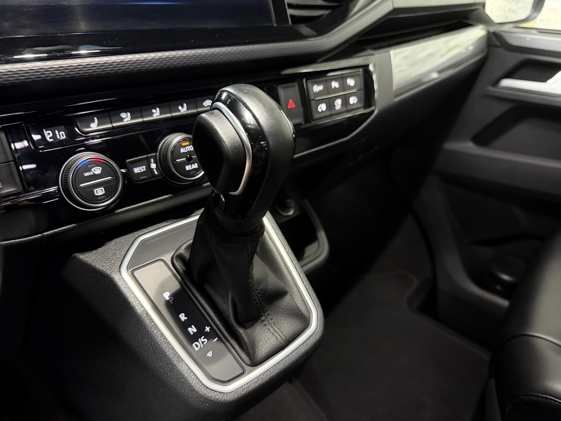 VW T6.1 Multivan 2.0 Bi-TDI Highline Liberty 4Mot. DSG - BULLI Sonderausstattung-image-16