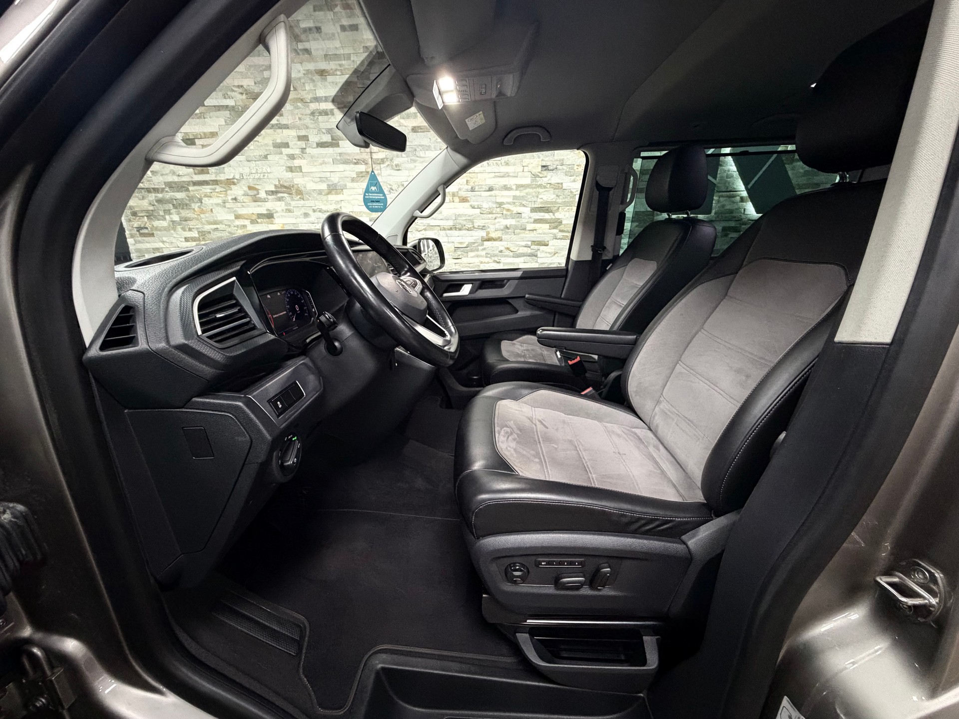 VW T6.1 Multivan 2.0 Bi-TDI Highline Liberty 4Mot. DSG - BULLI Sonderausstattung-image-12