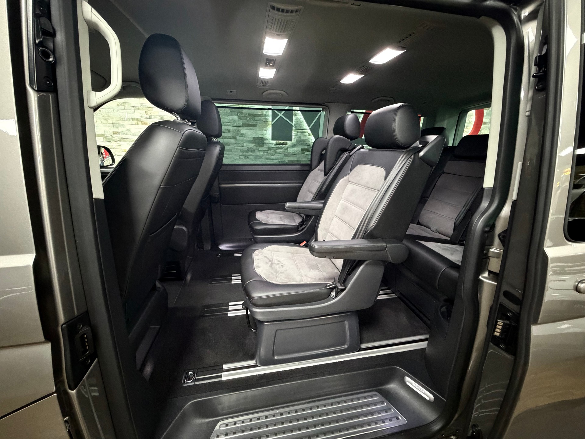 VW T6.1 Multivan 2.0 Bi-TDI Highline Liberty 4Mot. DSG - BULLI Sonderausstattung-image-21