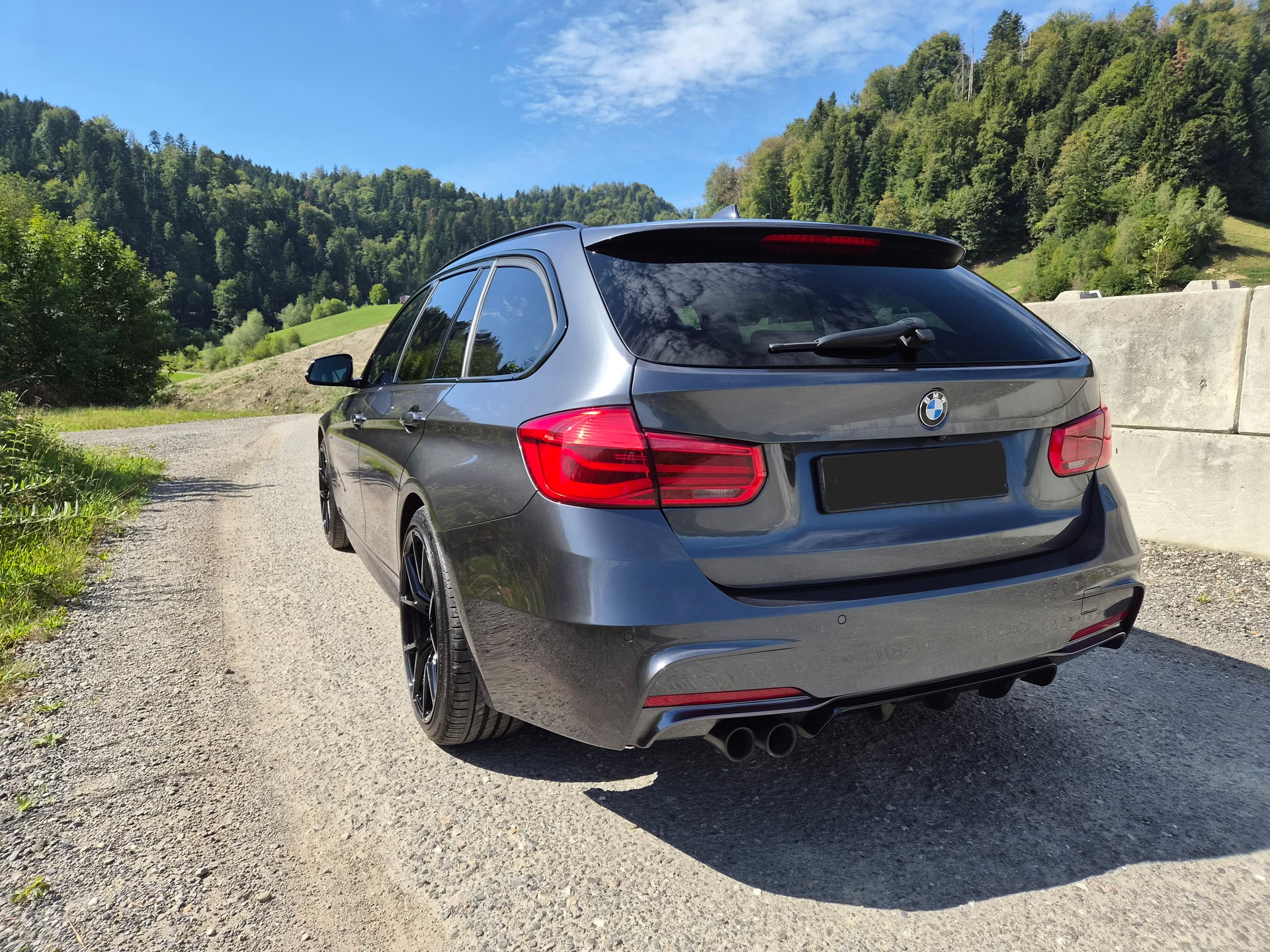 BMW 330d xDrive-image-2