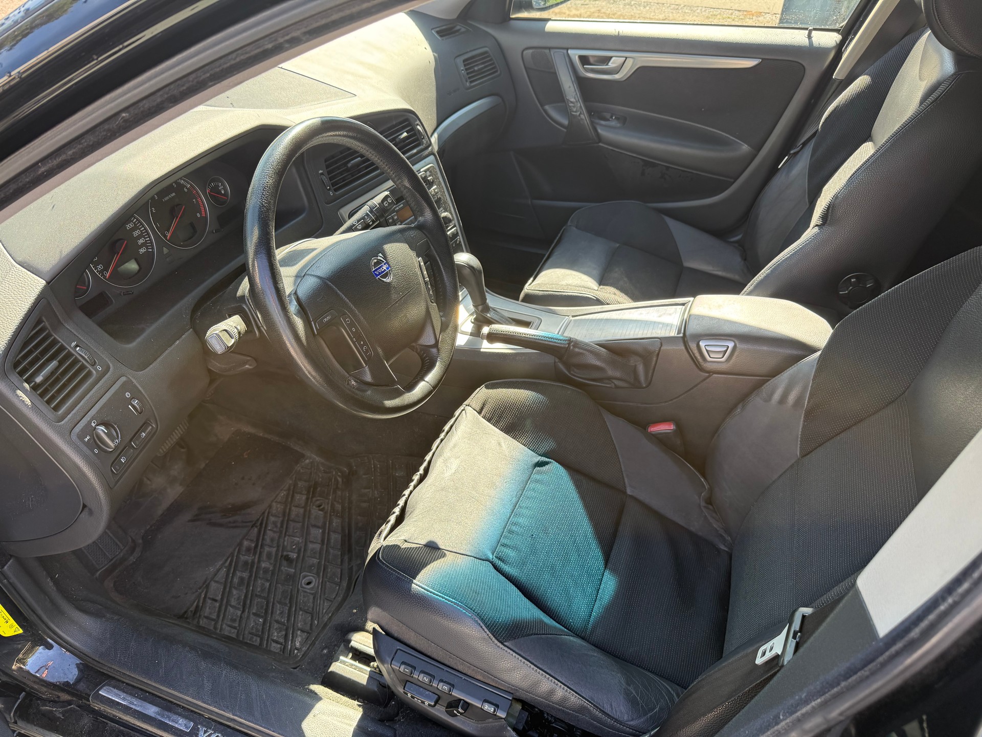 VOLVO V70 2.4 Momentum-image-9