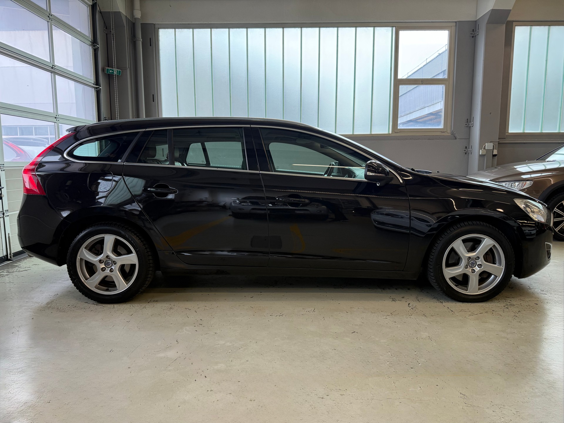 VOLVO V60 T6 AWD Summum Geartronic-image-3