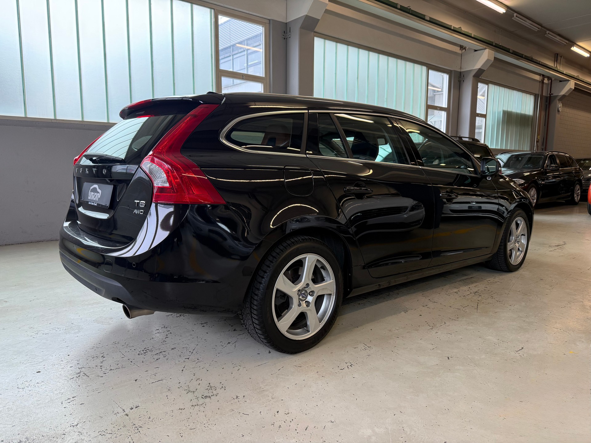 VOLVO V60 T6 AWD Summum Geartronic-image-5