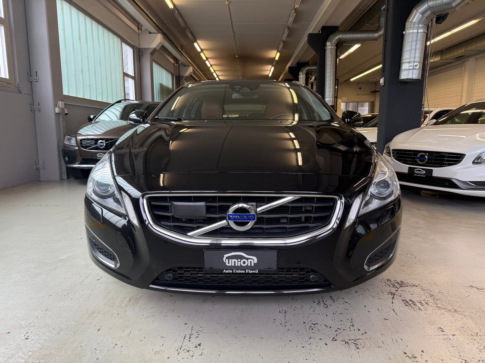 VOLVO V60 T6 AWD Summum Geartronic-image-2