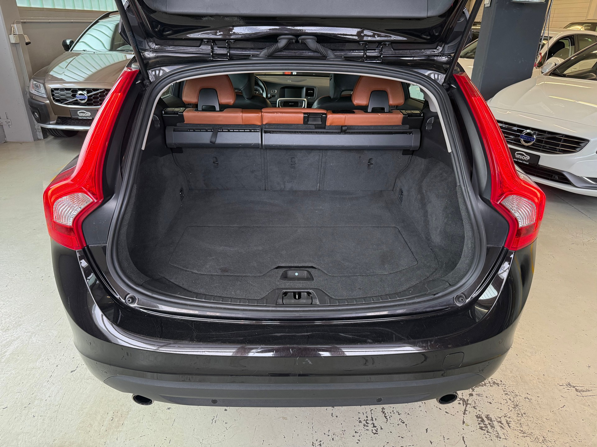 VOLVO V60 T6 AWD Summum Geartronic-image-8