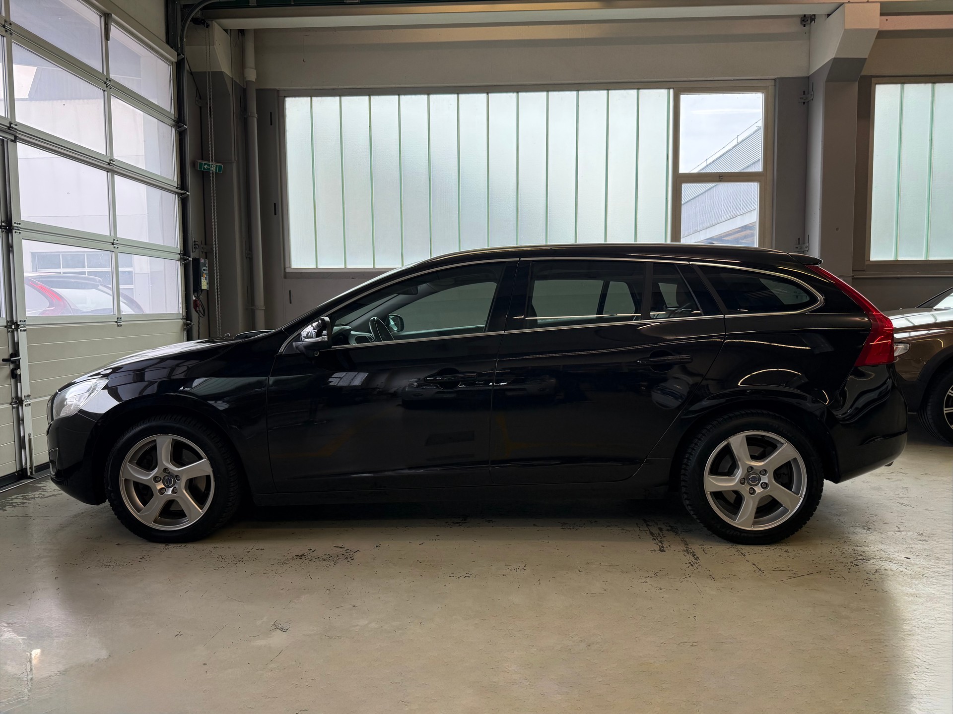 VOLVO V60 T6 AWD Summum Geartronic-image-4