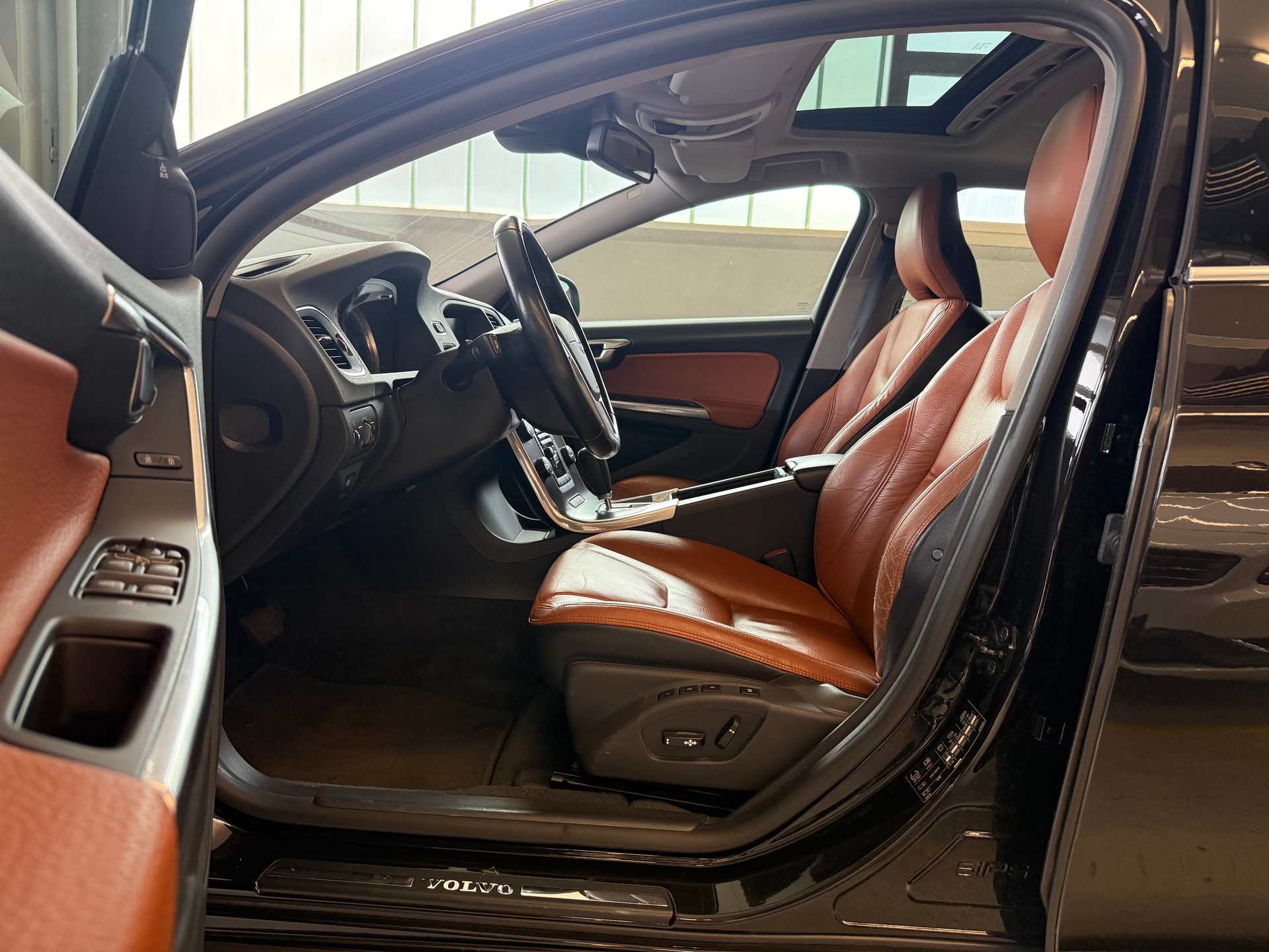 VOLVO V60 T6 AWD Summum Geartronic-image-9