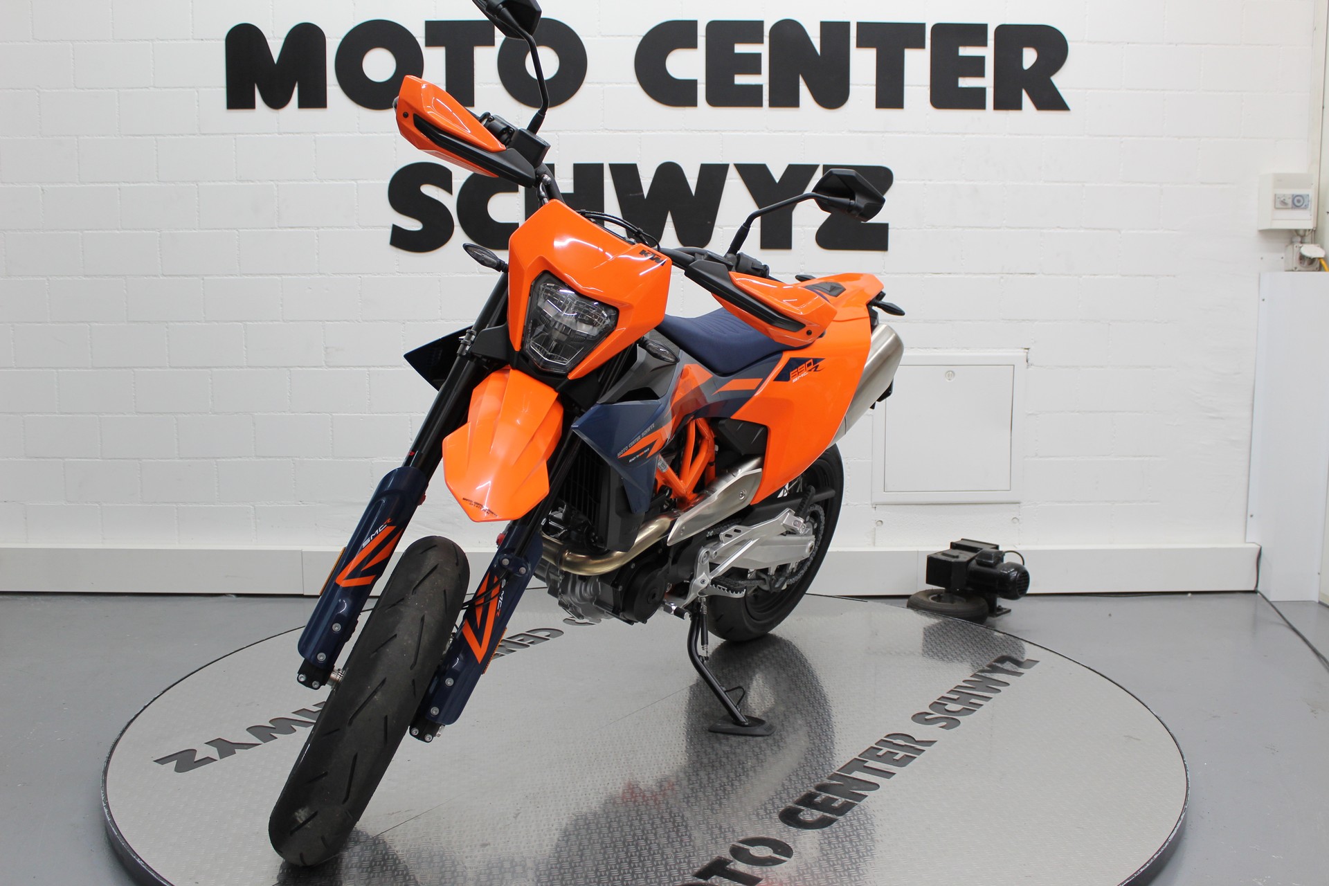 KTM 690 SMC R-showroom-element-2