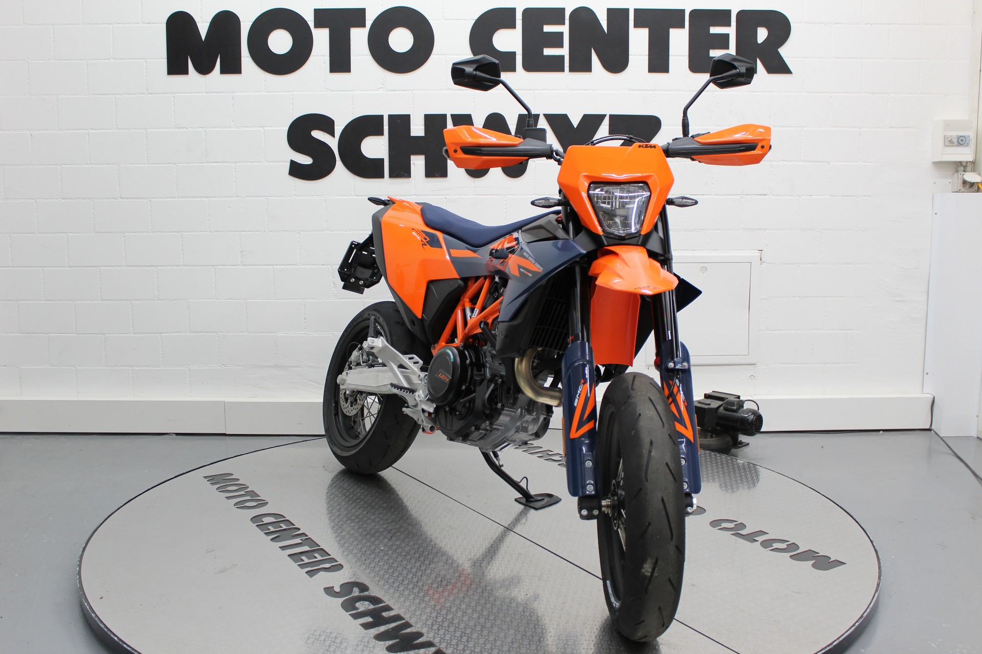 KTM 690 SMC R-showroom-element-1