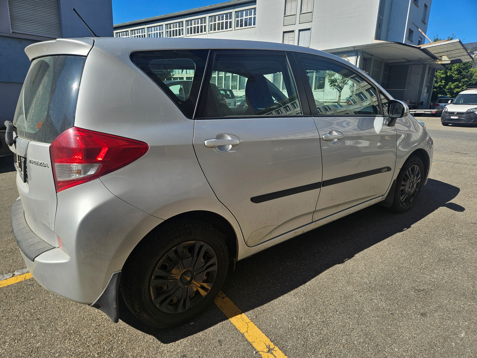 SUBARU Trezia 1.4D Swiss Luxury Automatic-image-6