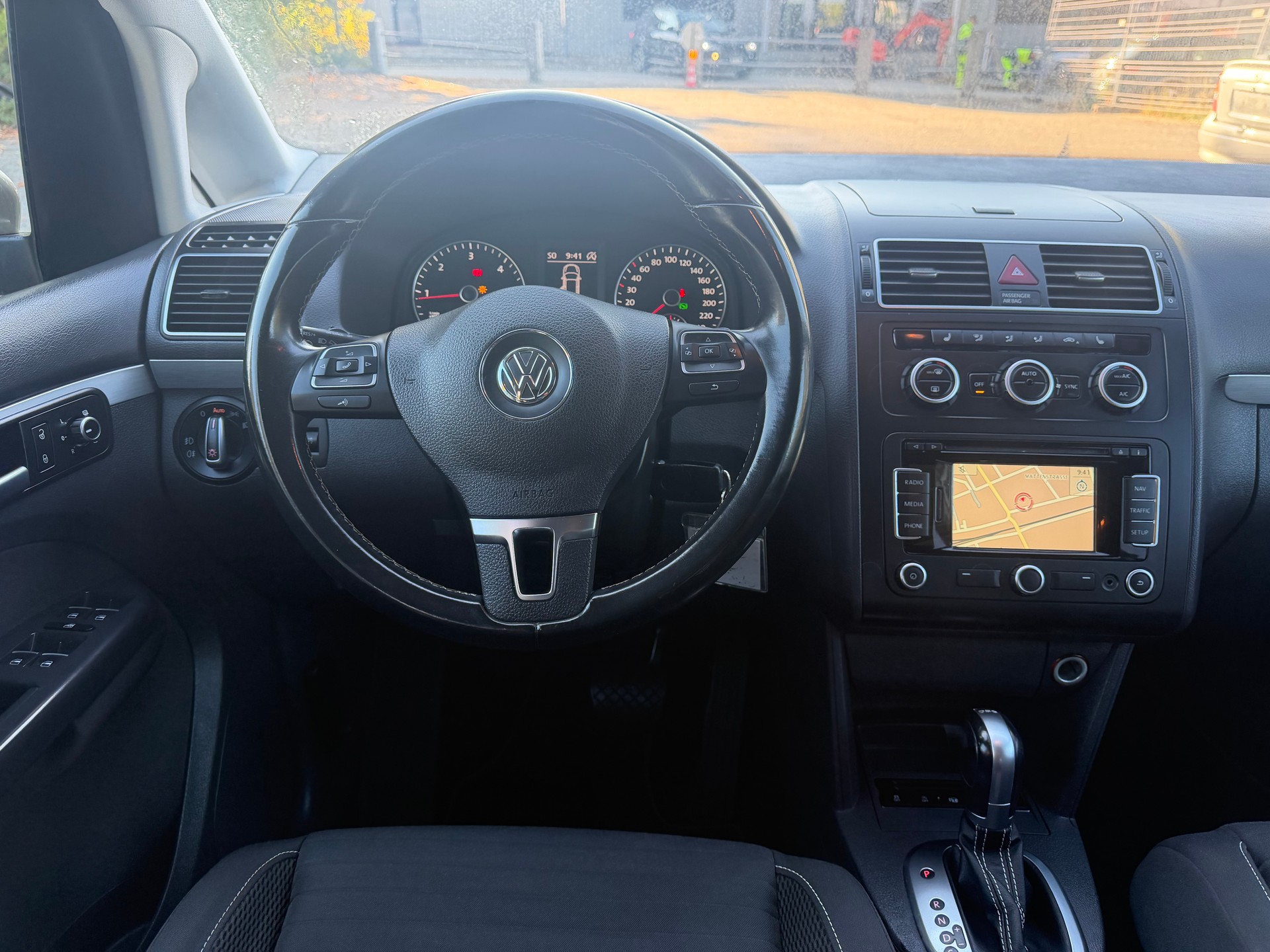 VW Touran 1.6 TDI BlueMotion Technology Cup DSG * 07x Plätze * Navi * Xenon * Klima-auto * PDC V&H- RF-Kamera * Ab MFK-image-3