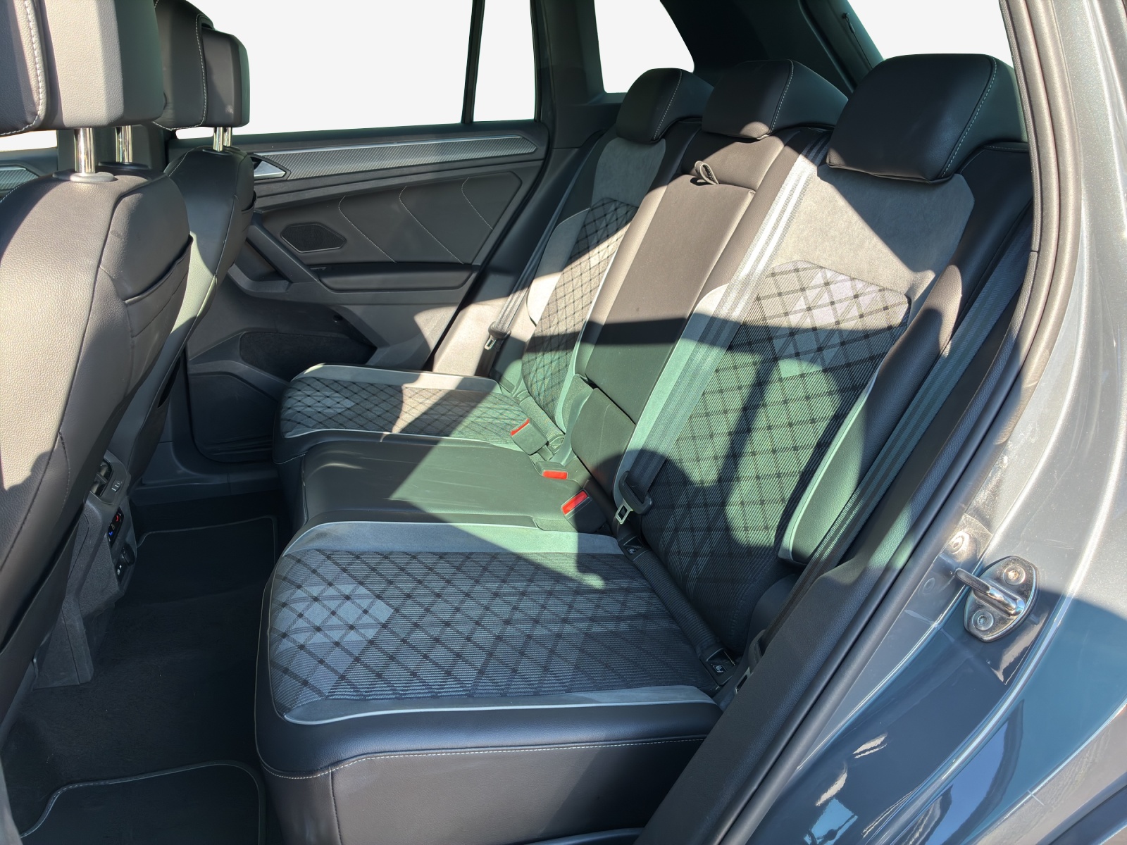 VW Tiguan 2.0 TDI SCR R-Line 4Motion DSG-image-11