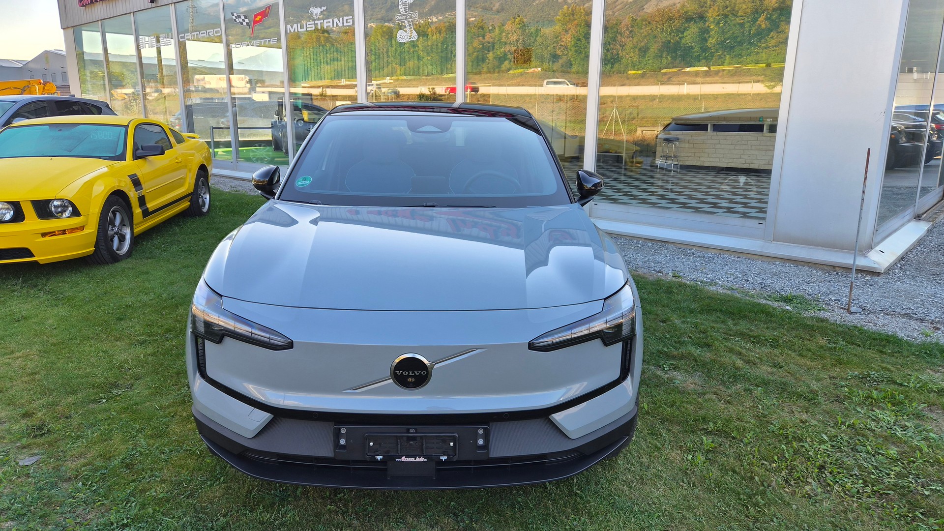 VOLVO EX30 E60 69kWh Twin Plus-image-7