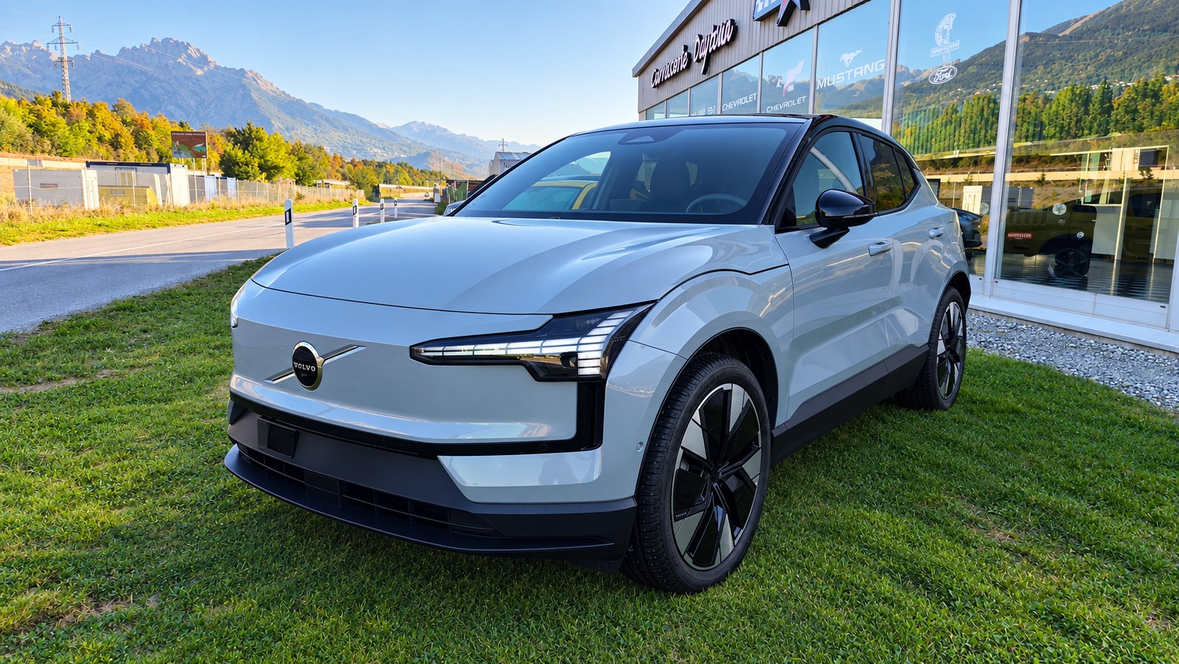 VOLVO EX30 E60 69kWh Twin Plus-image-0
