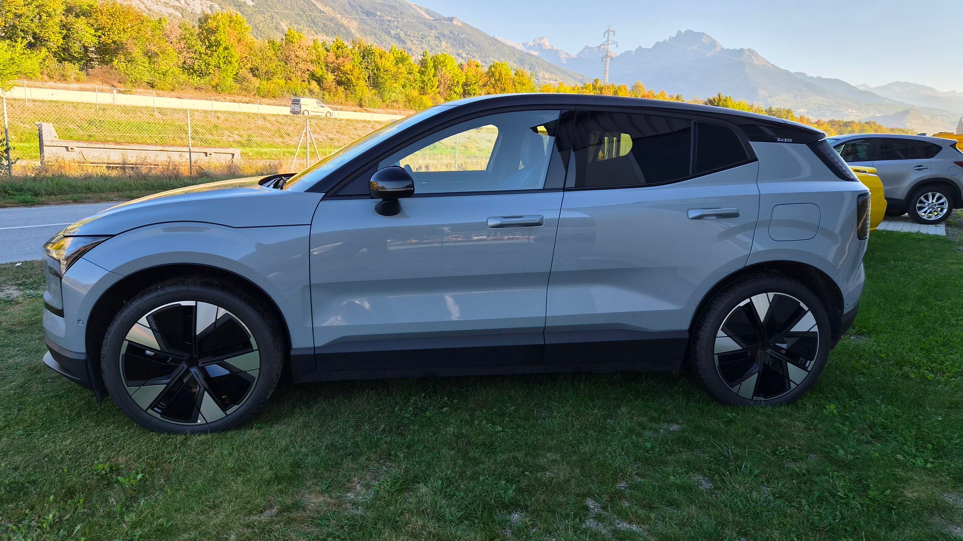 VOLVO EX30 E60 69kWh Twin Plus-image-1