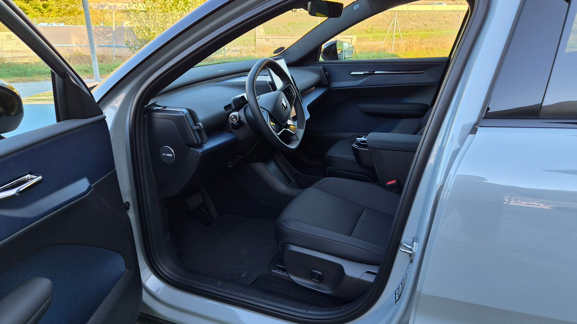 VOLVO EX30 E60 69kWh Twin Plus-image-8