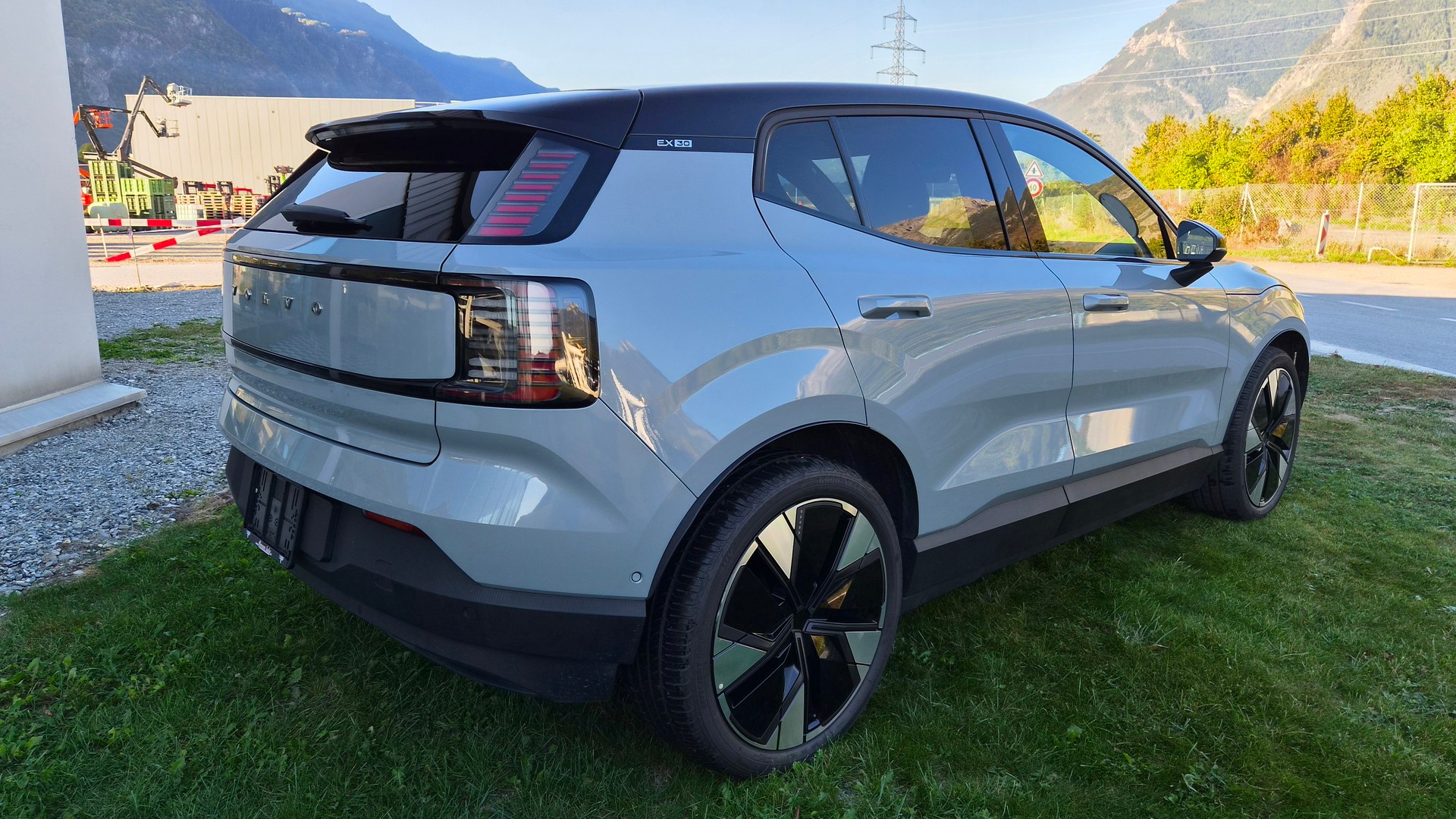 VOLVO EX30 E60 69kWh Twin Plus-image-4