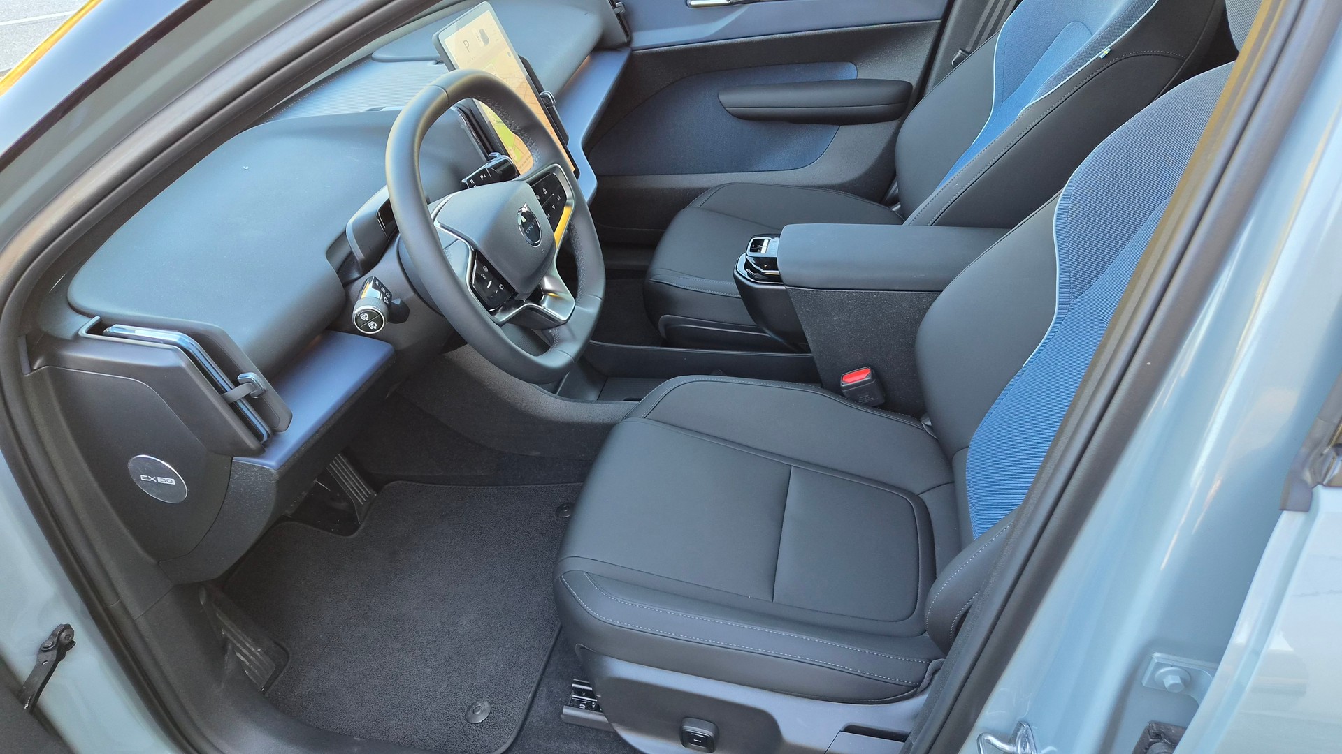 VOLVO EX30 E60 69kWh Twin Plus-image-9