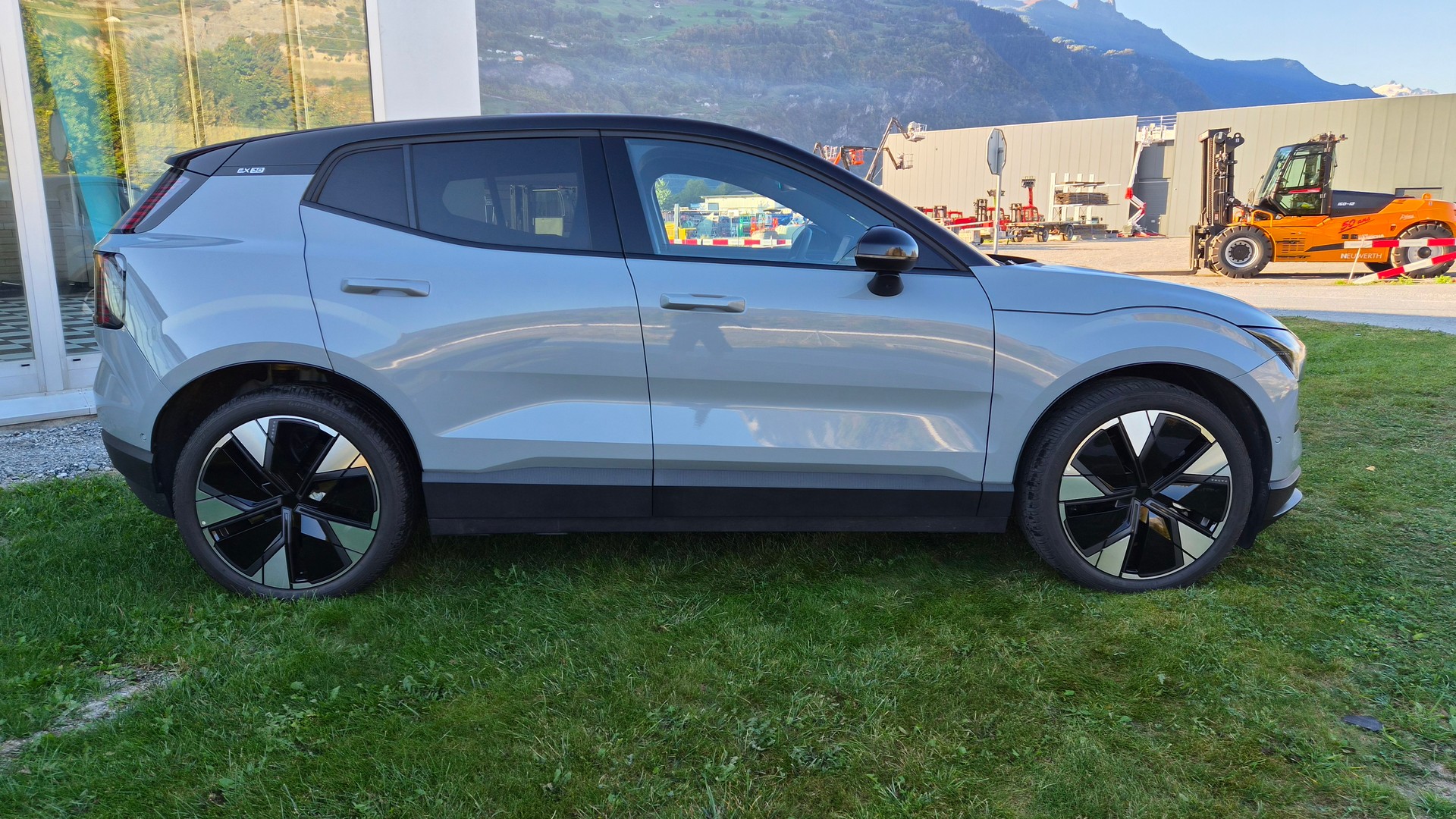 VOLVO EX30 E60 69kWh Twin Plus-image-5