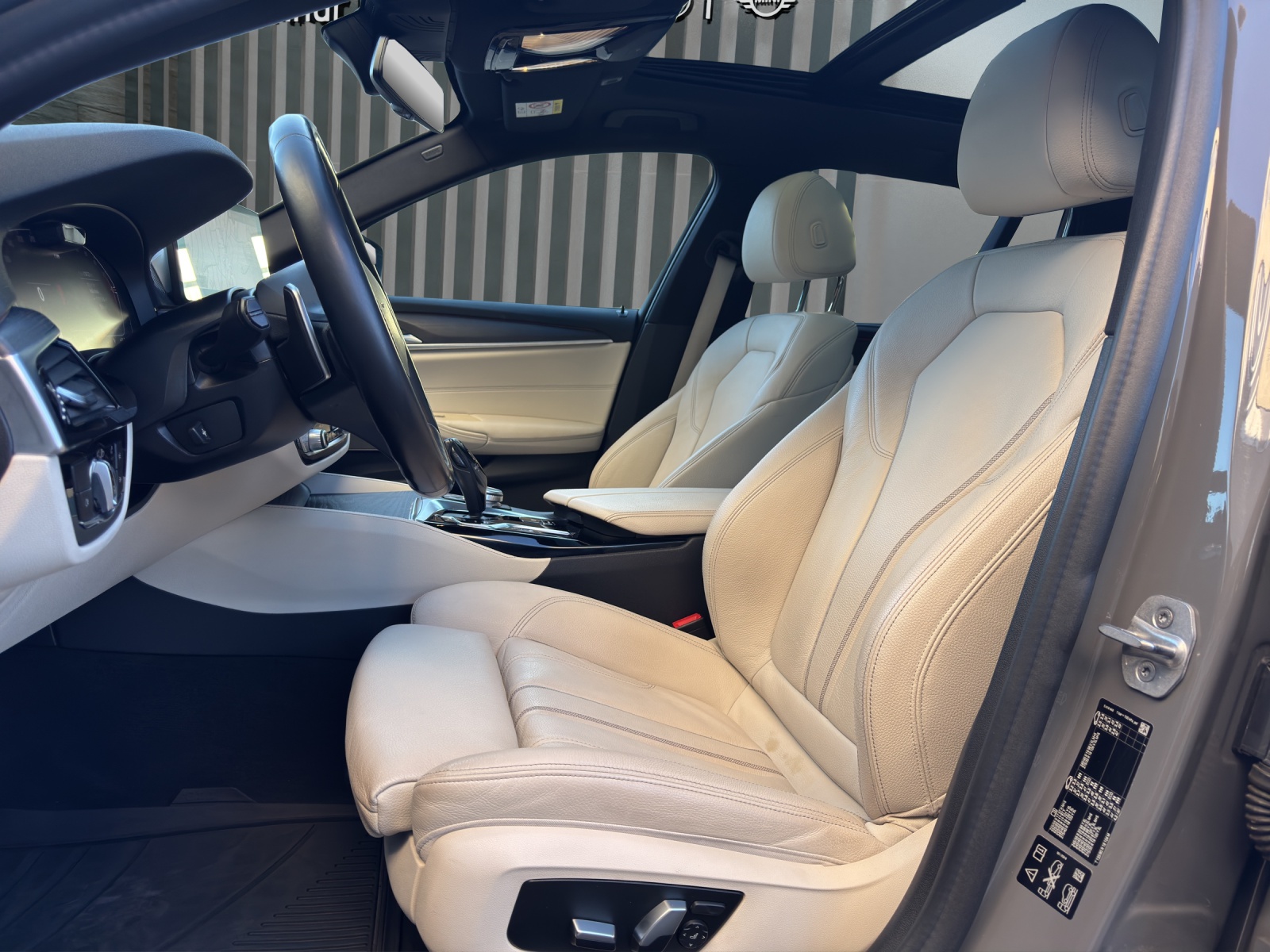 BMW 5er Reihe Touring 520d xDrive M-SPORTPAKET-image-16