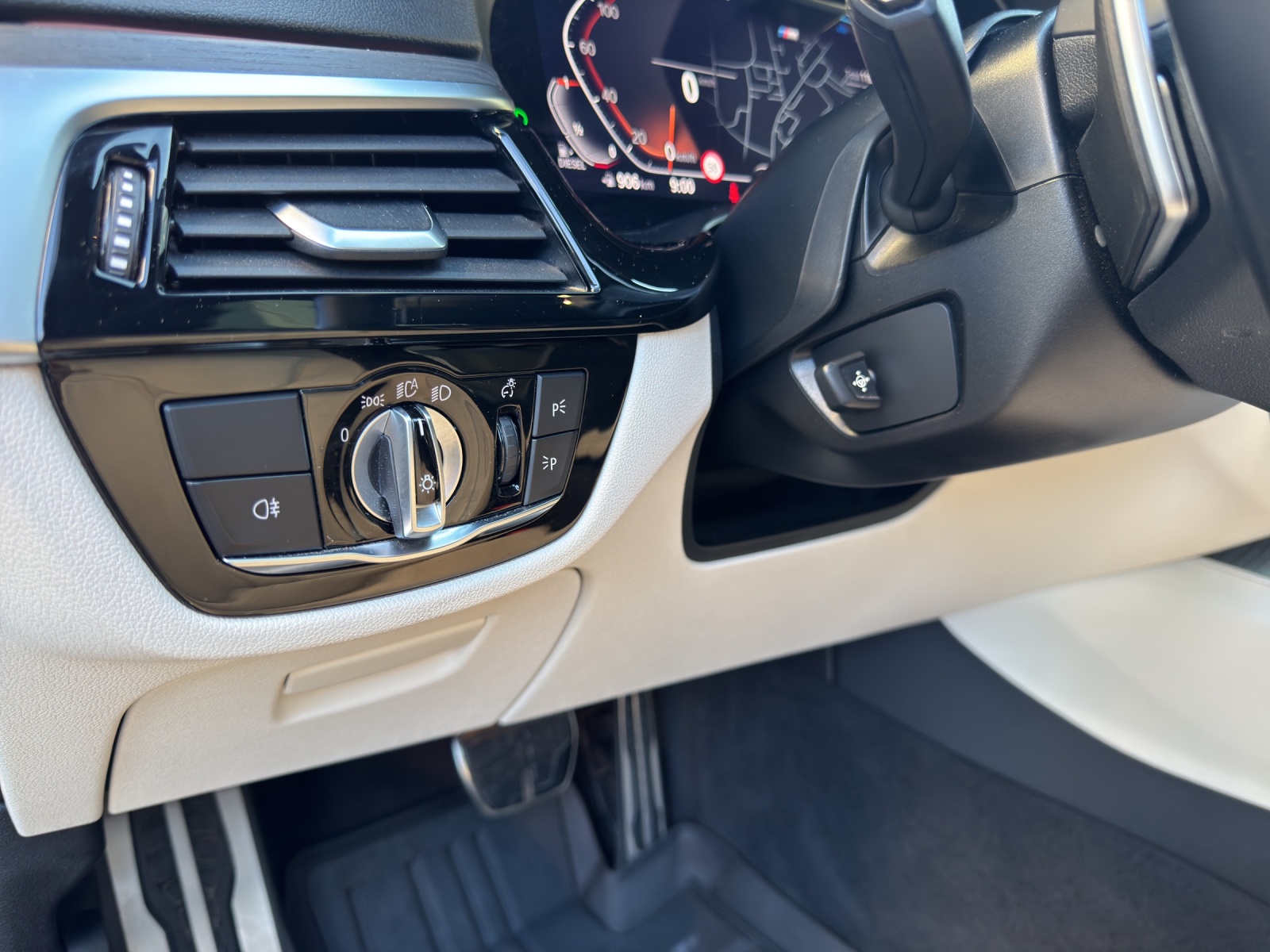 BMW 5er Reihe Touring 520d xDrive M-SPORTPAKET-image-14