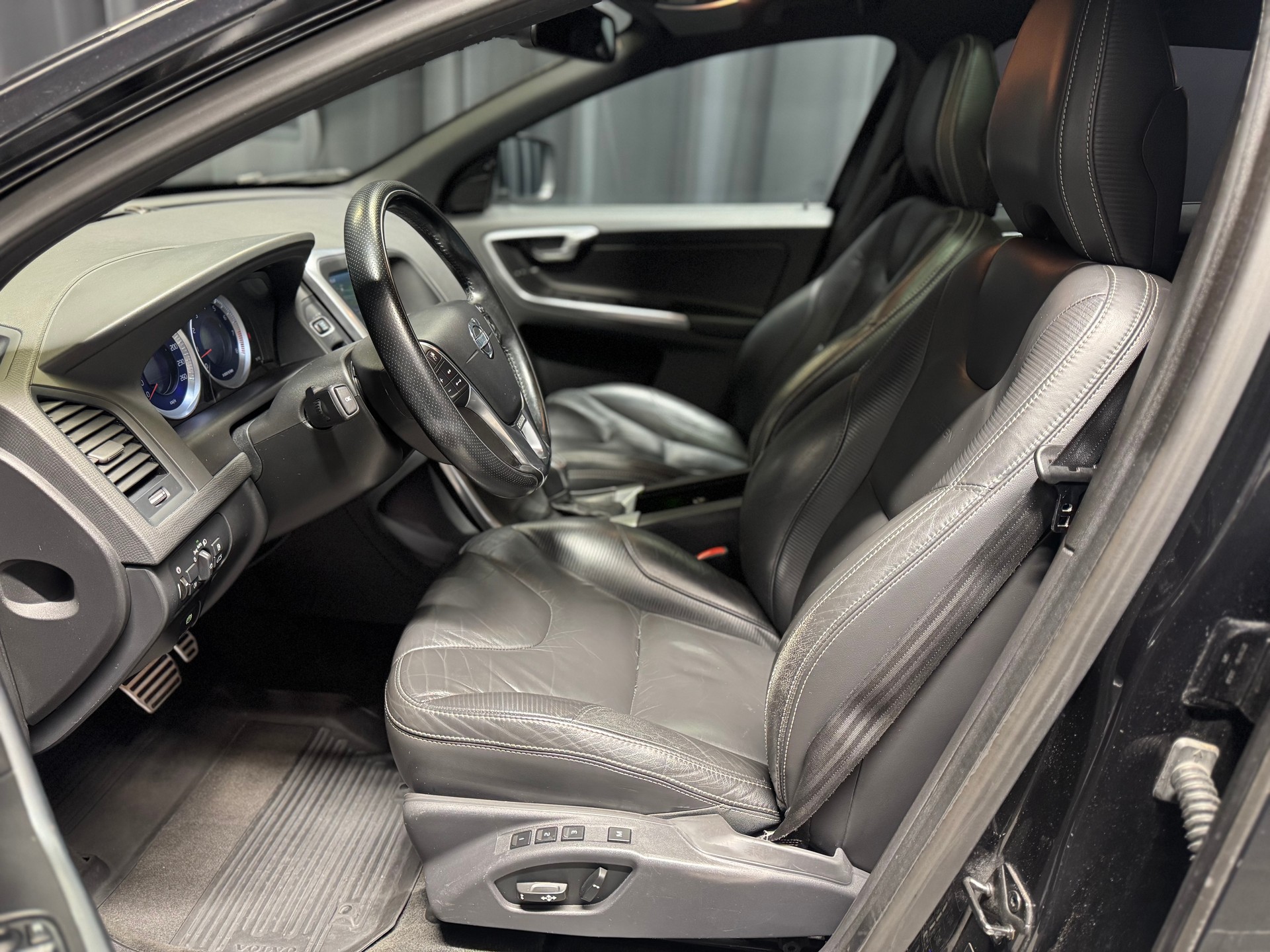 VOLVO XC60 T6 AWD Momentum Geartronic (60)-image-6