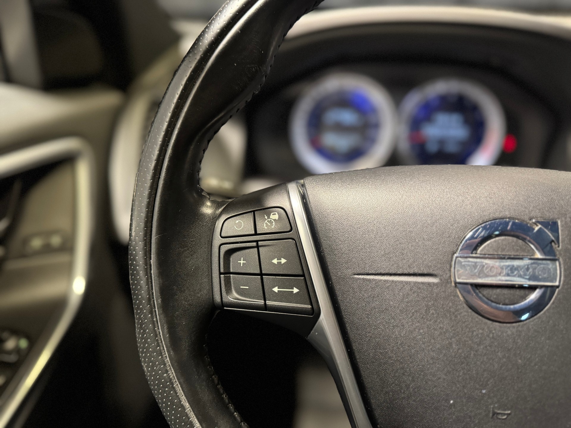 VOLVO XC60 T6 AWD Momentum Geartronic (60)-image-13