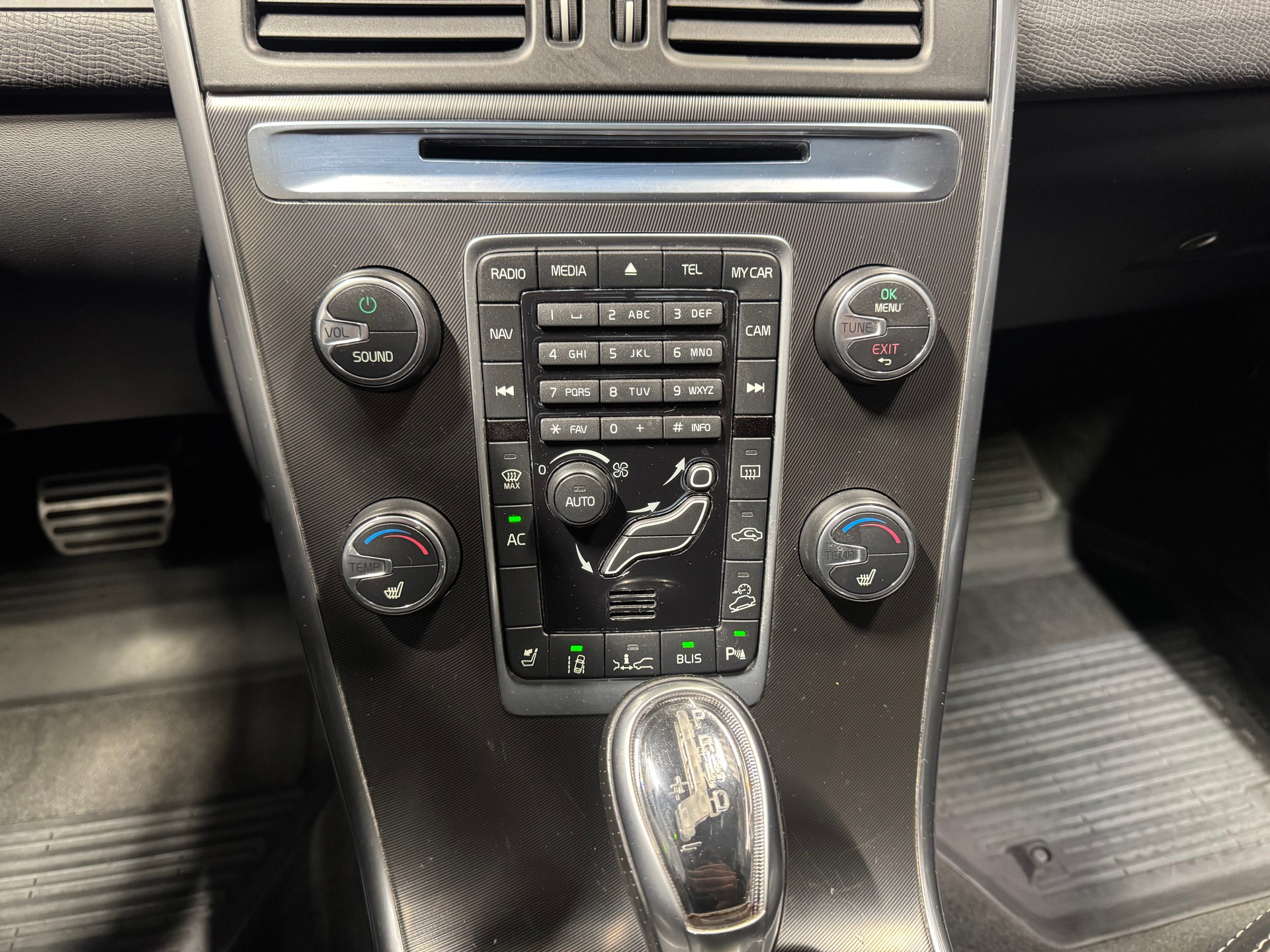 VOLVO XC60 T6 AWD Momentum Geartronic (60)-image-18