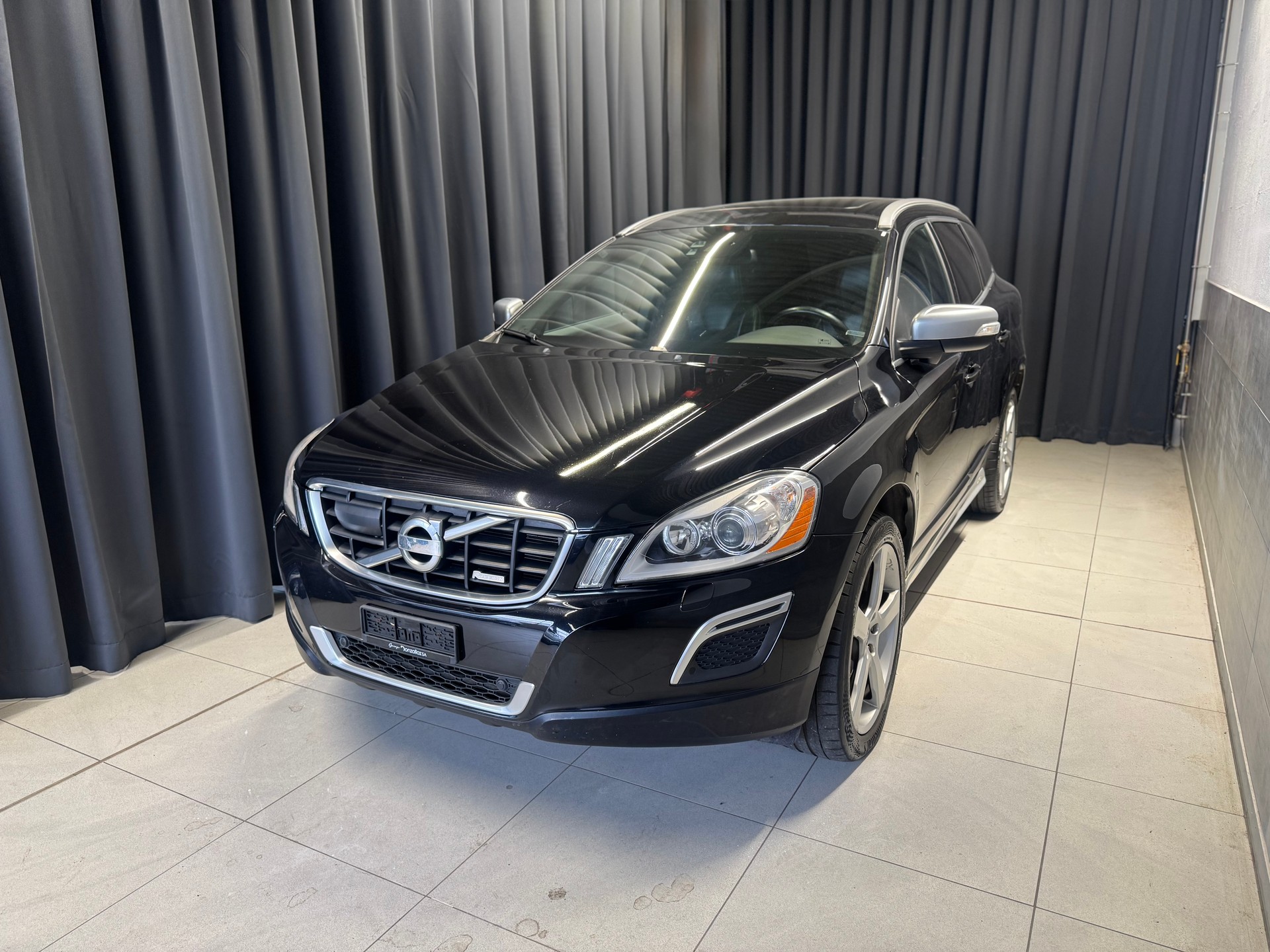 VOLVO XC60 T6 AWD Momentum Geartronic (60)-image-2