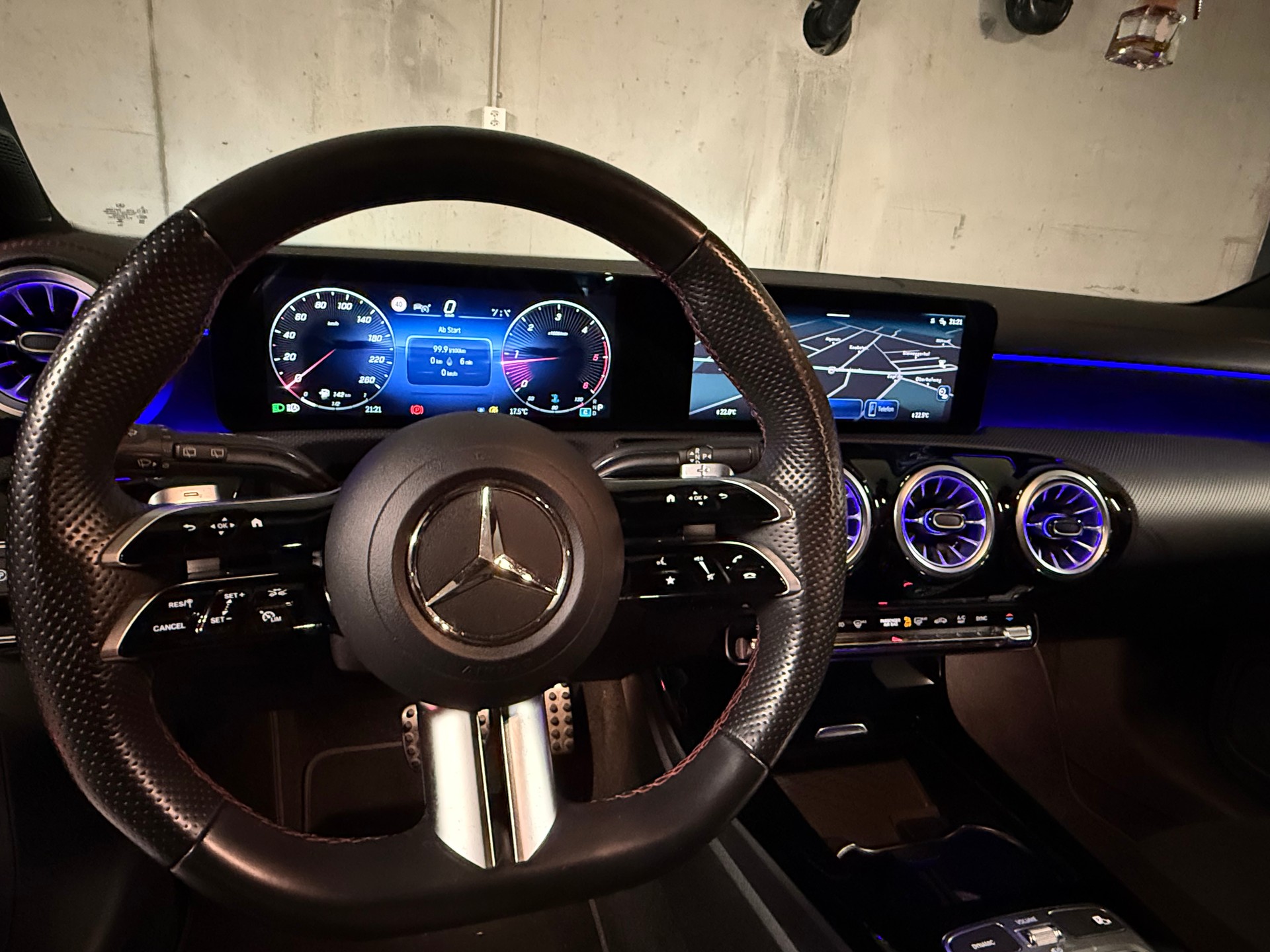 MERCEDES-BENZ CLA Shooting Brake 200 d 4Matic AMG Line-image-11