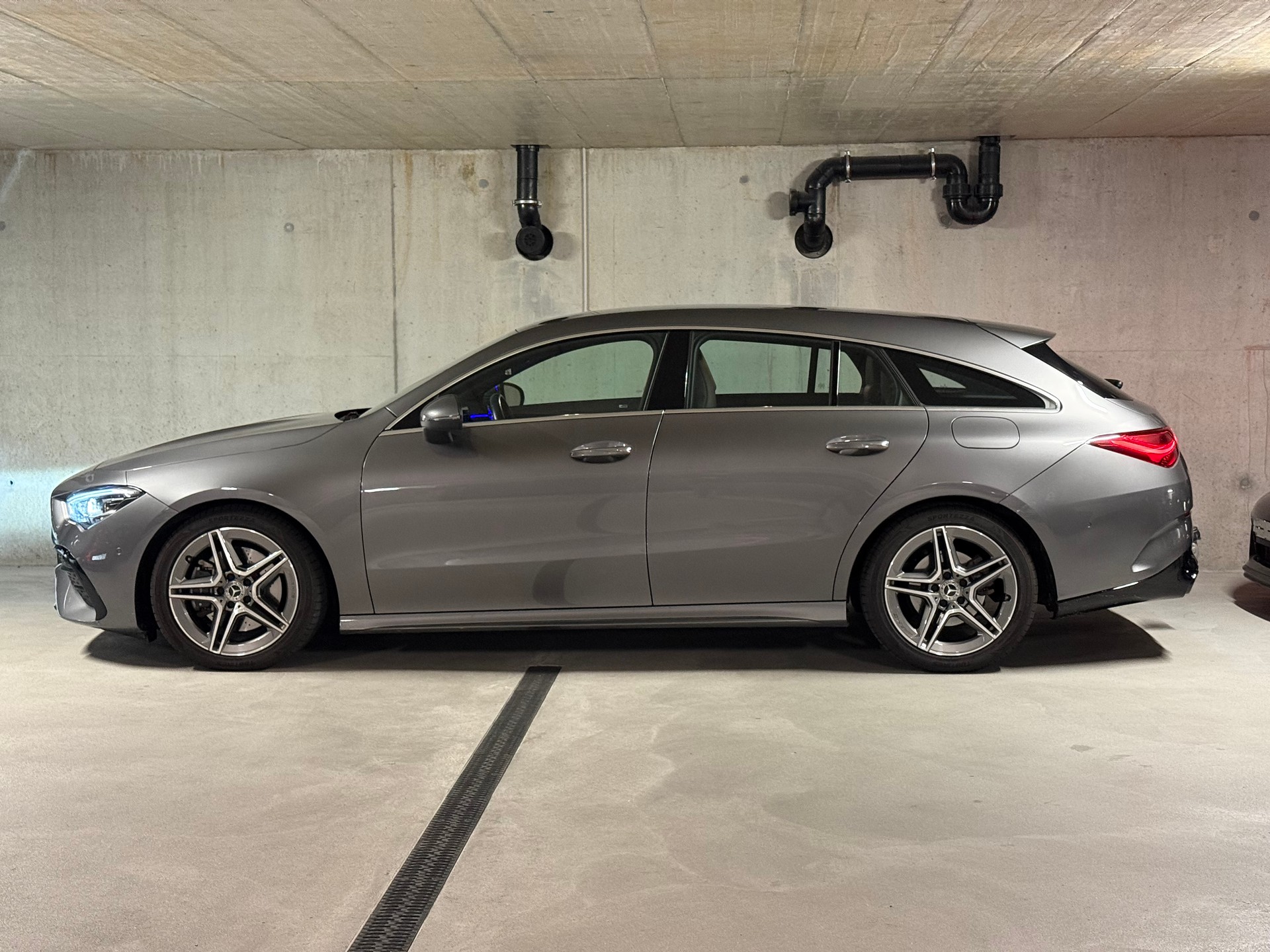 MERCEDES-BENZ CLA Shooting Brake 200 d 4Matic AMG Line-image-3