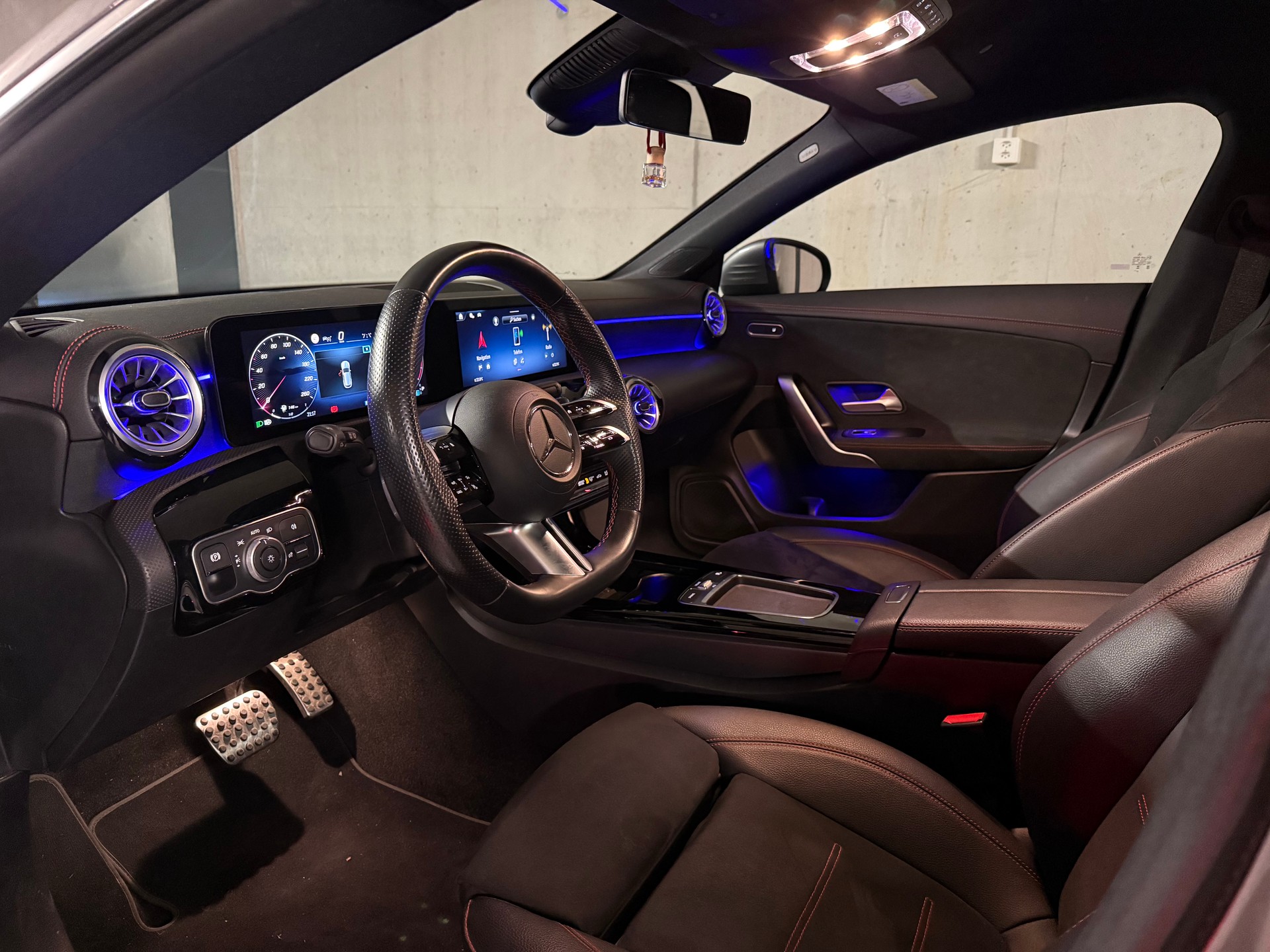 MERCEDES-BENZ CLA Shooting Brake 200 d 4Matic AMG Line-image-9