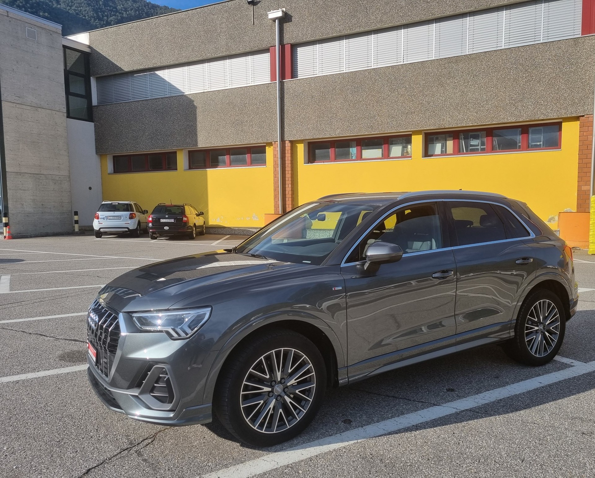AUDI Q3 40 TDI S line quattro S-tronic-image-1