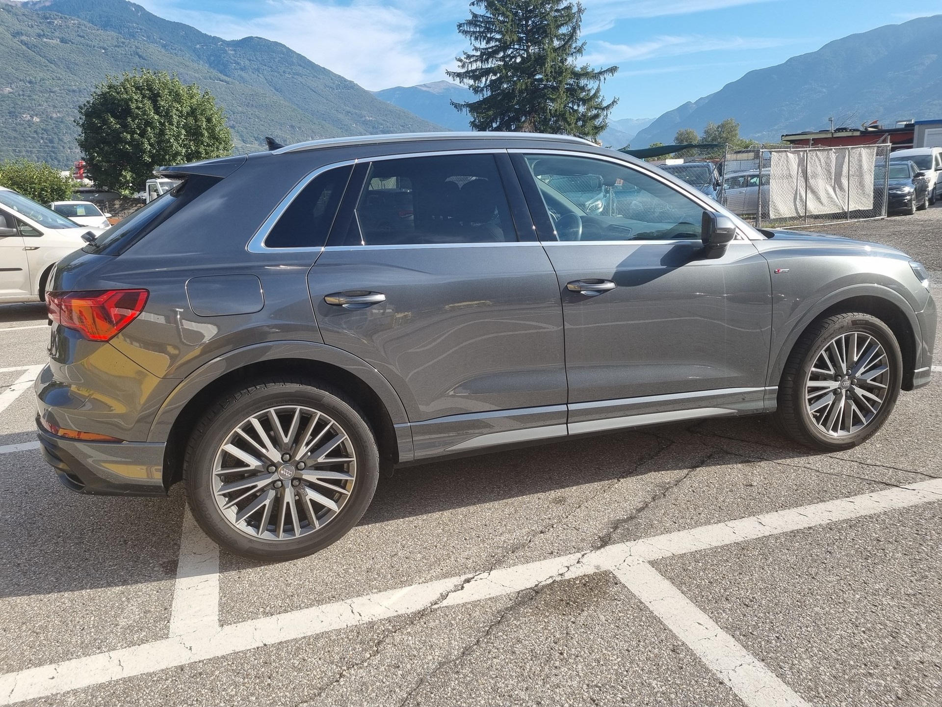 AUDI Q3 40 TDI S line quattro S-tronic-image-2