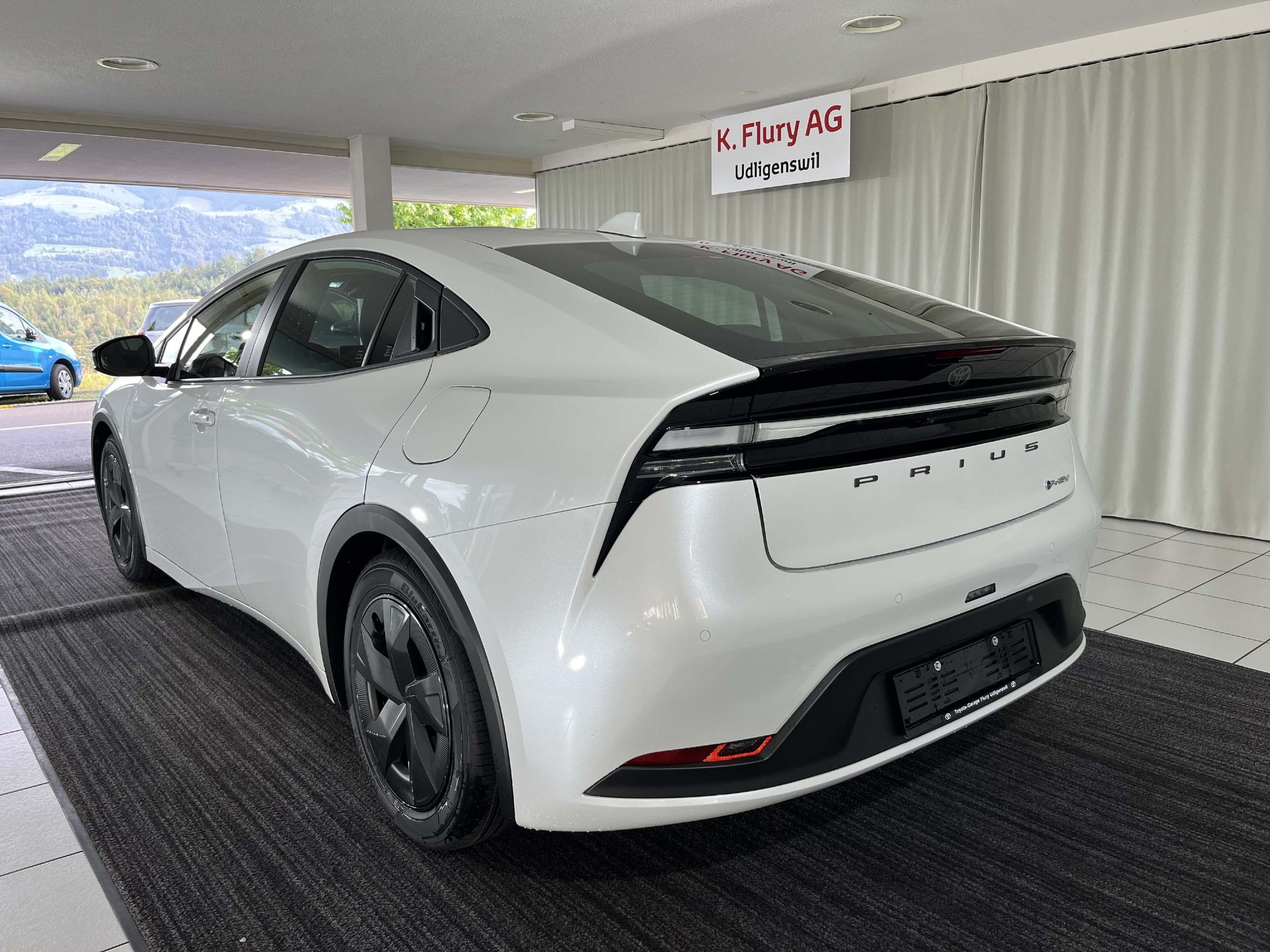 TOYOTA Prius 2.0 Plug-In-Hybrid Trend-image-2