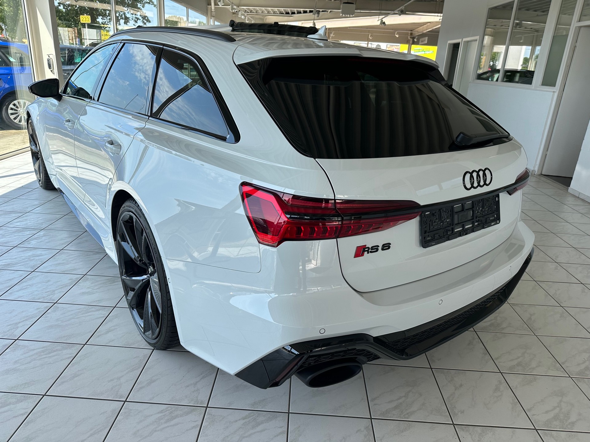 AUDI RS6 Avant 4.0 TFSI V8 quattro-image-2