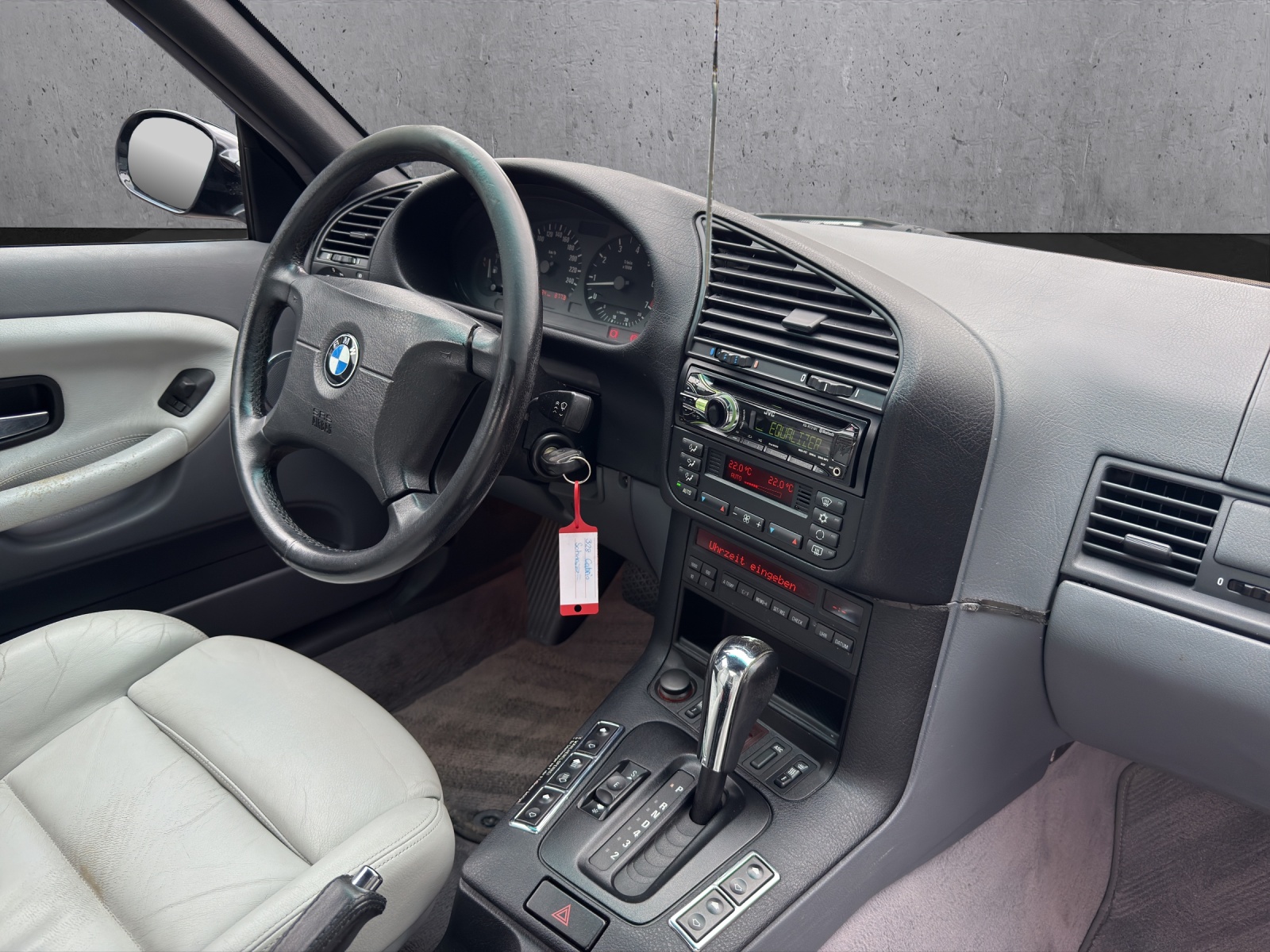 BMW 328i A Cabrio Sport-image-10