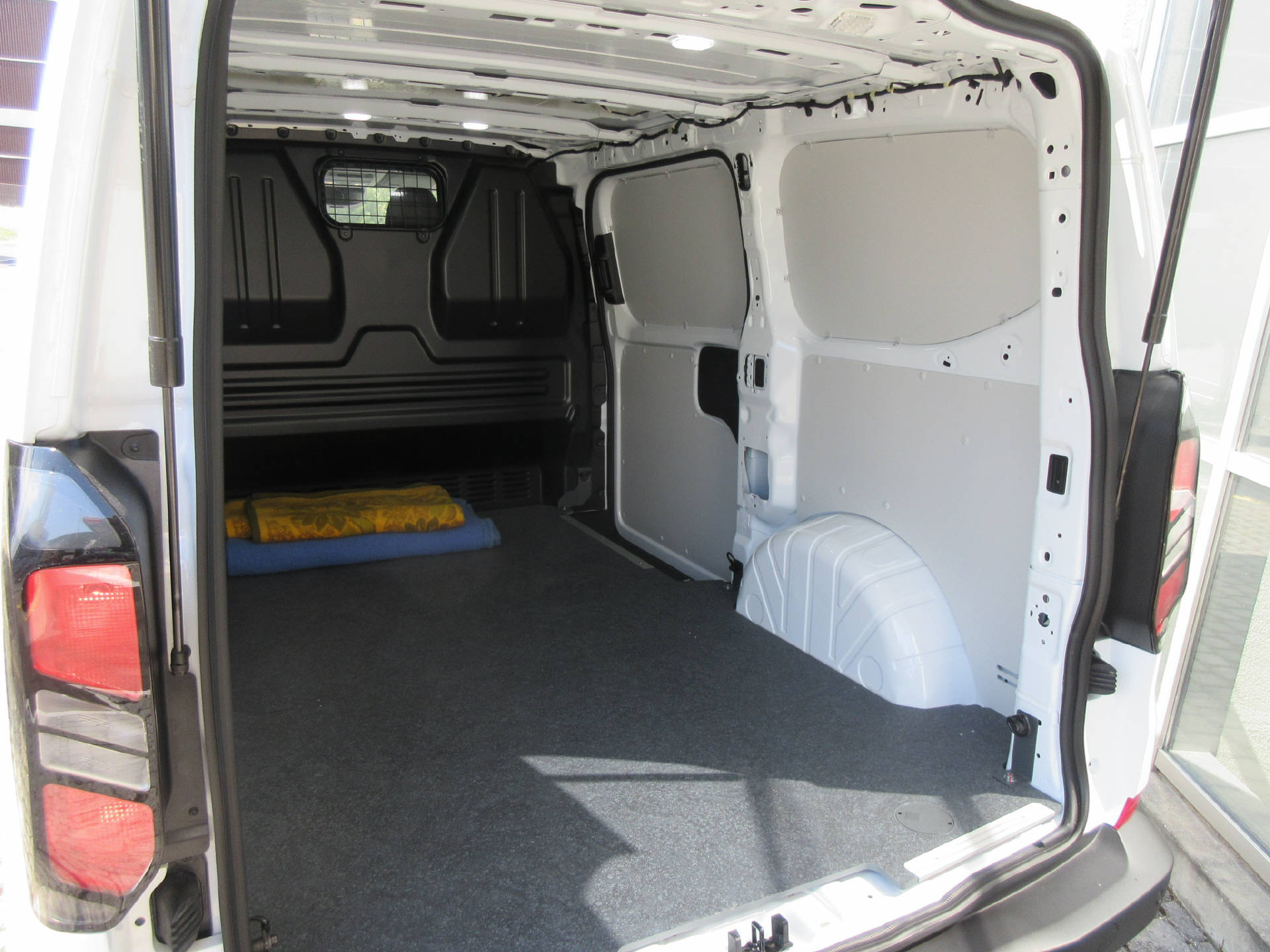 FORD Transit Custom Van 280 L1 2.0 EcoBlue 110 Trend-image-4