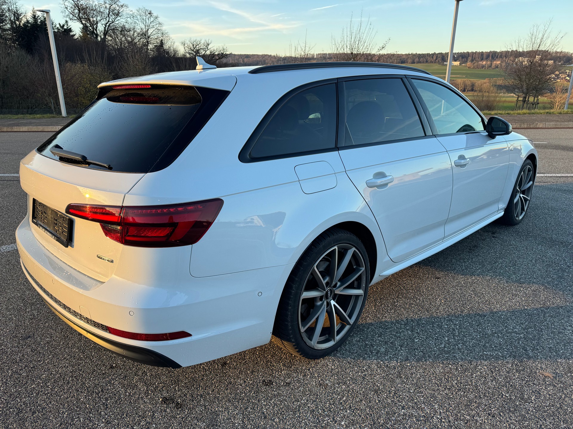 AUDI A4 Avant 2.0 TDI quattro S-tronic-image-2