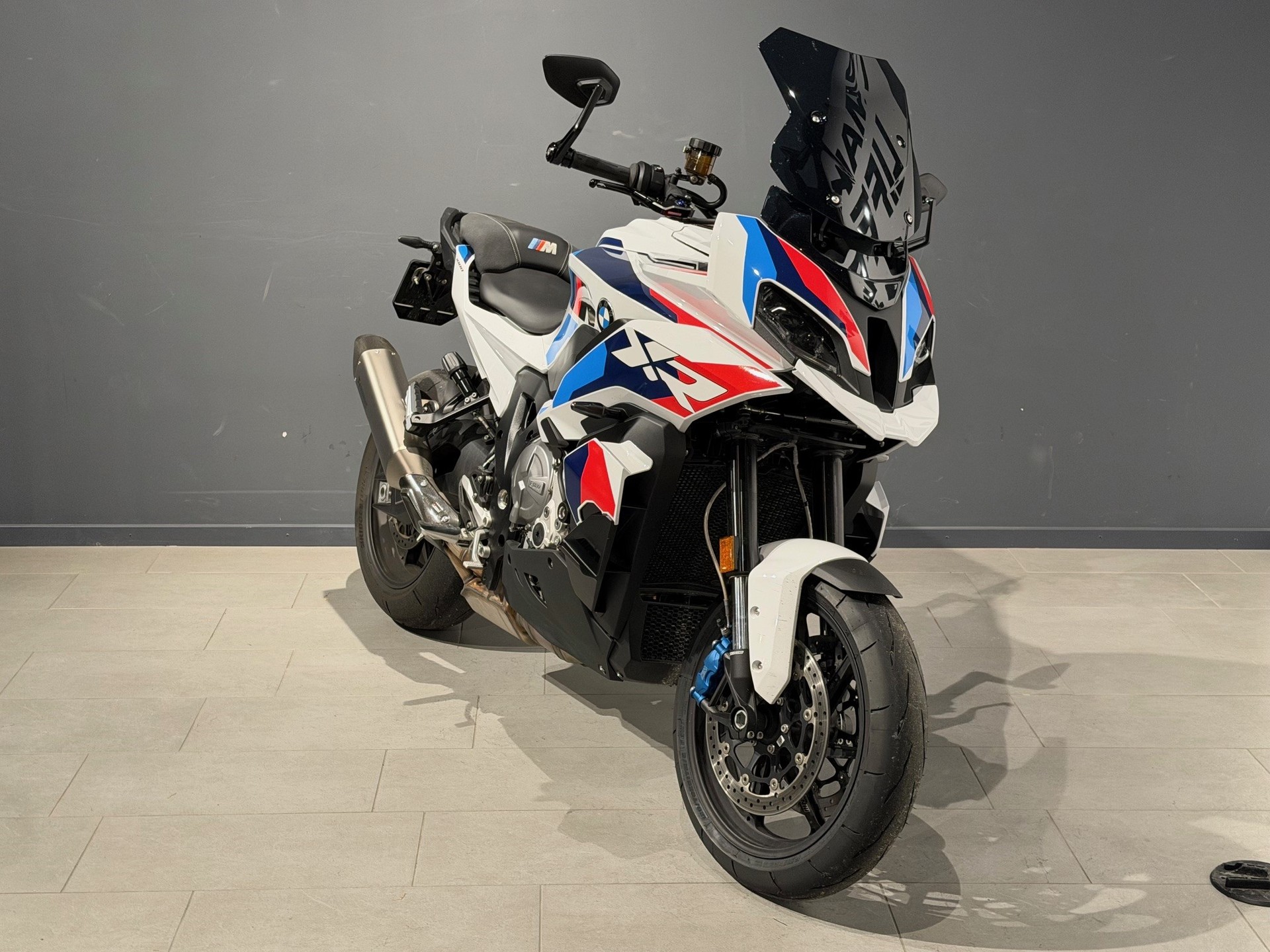 BMW M 1000 XR-showroom-element-1
