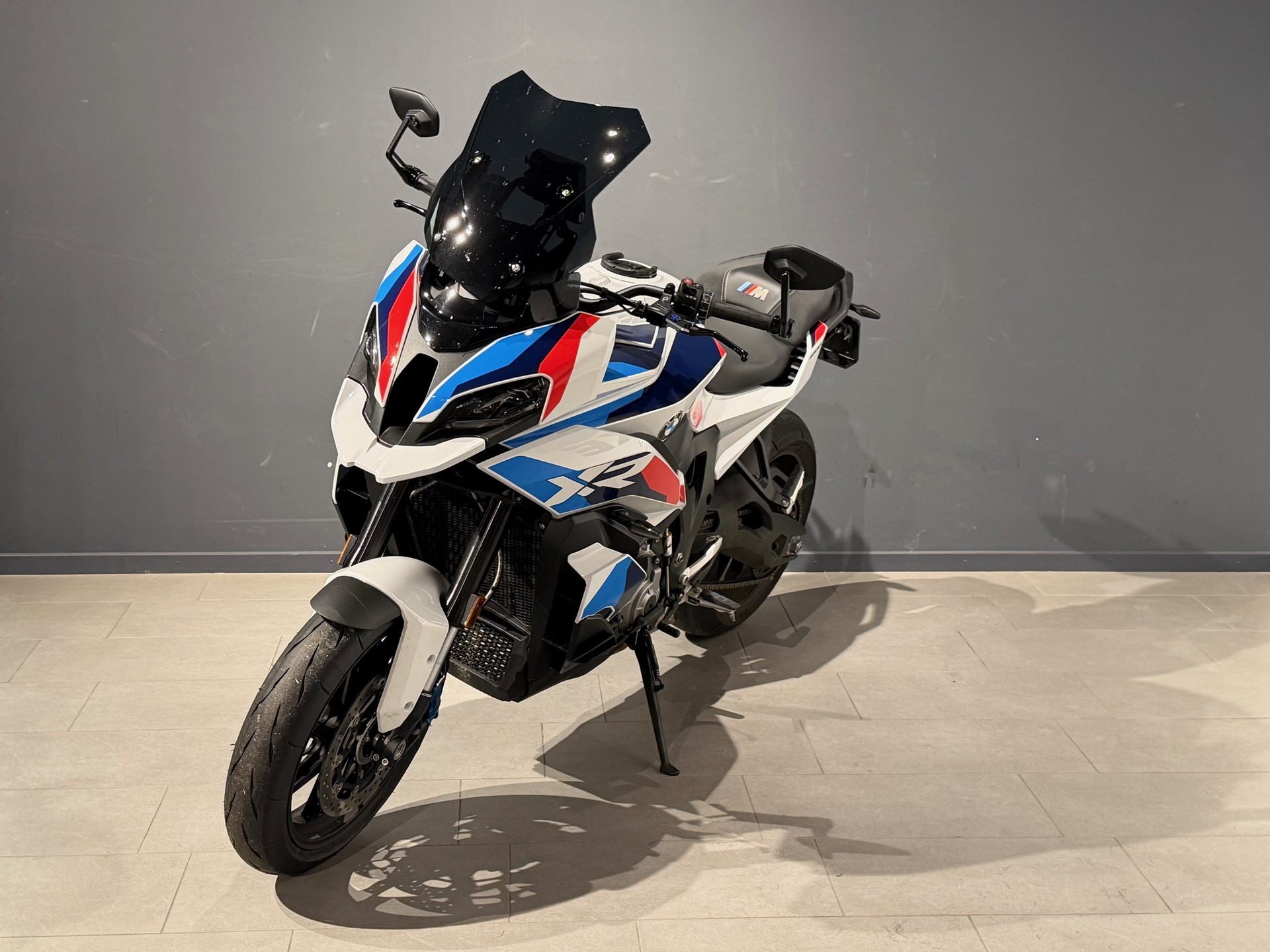 BMW M 1000 XR-showroom-element-2