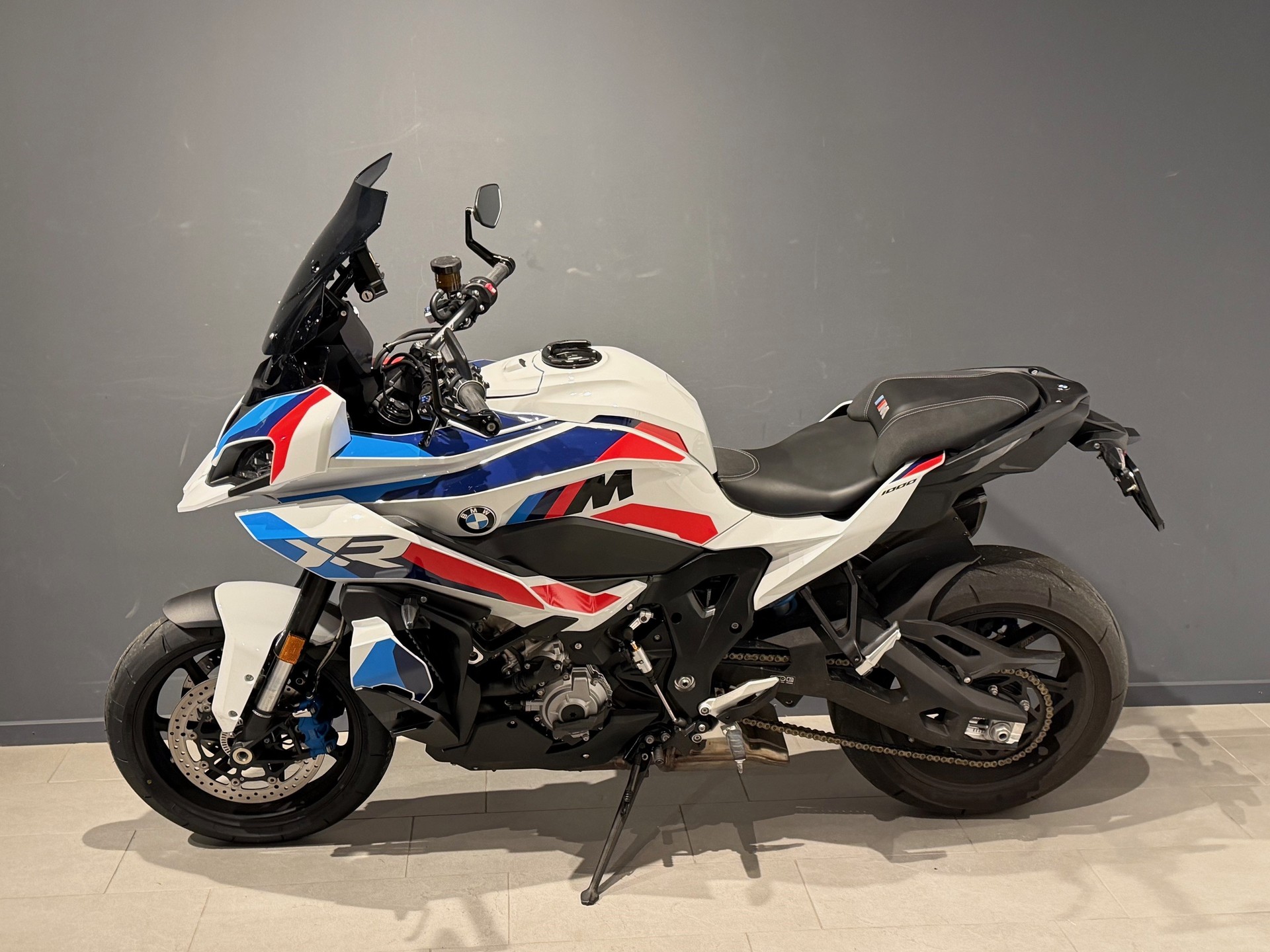 BMW M 1000 XR-showroom-element-3