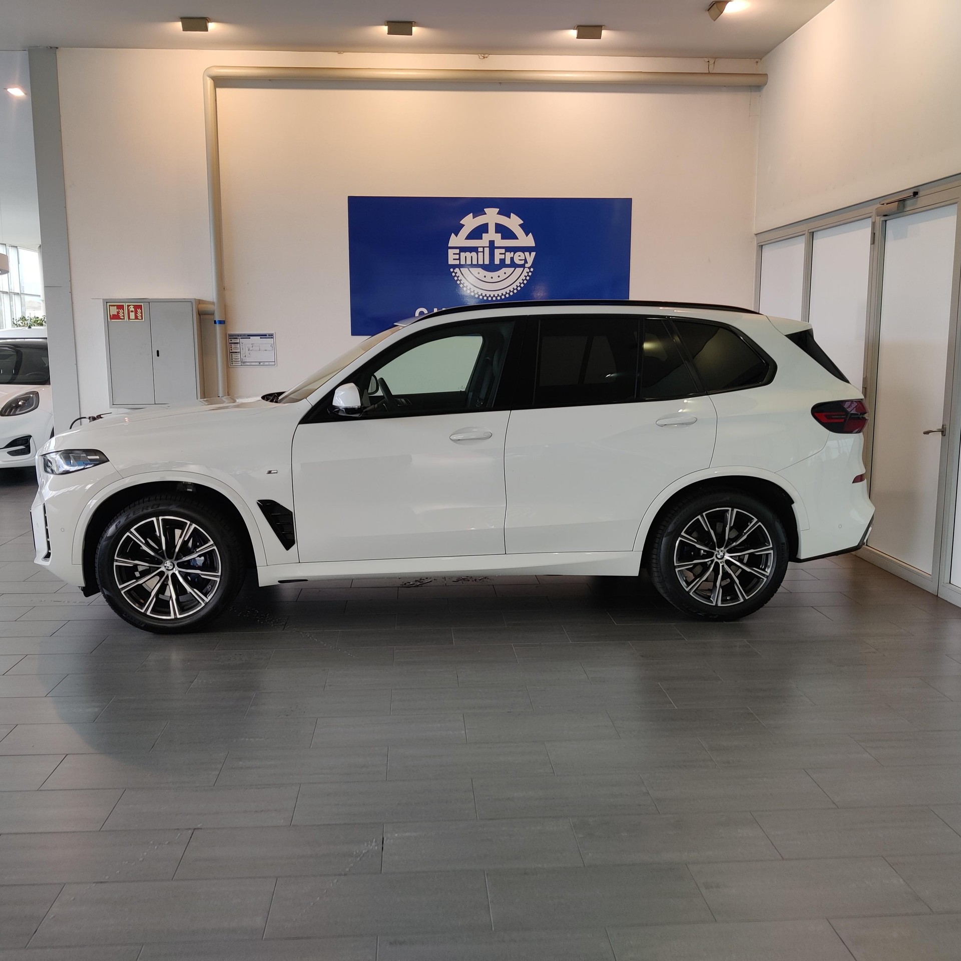 BMW X5 30d 48V xDrive M-sport-showroom-element-3